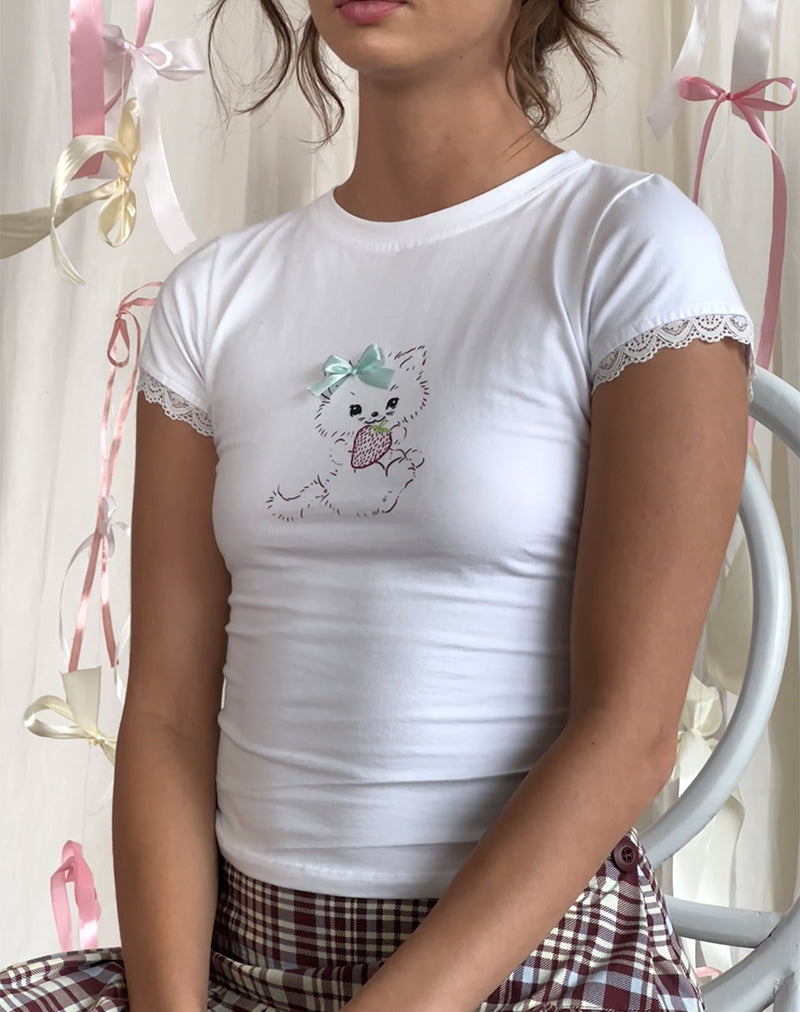 Tee Izzy in bianco con stampa di un gatto fragola