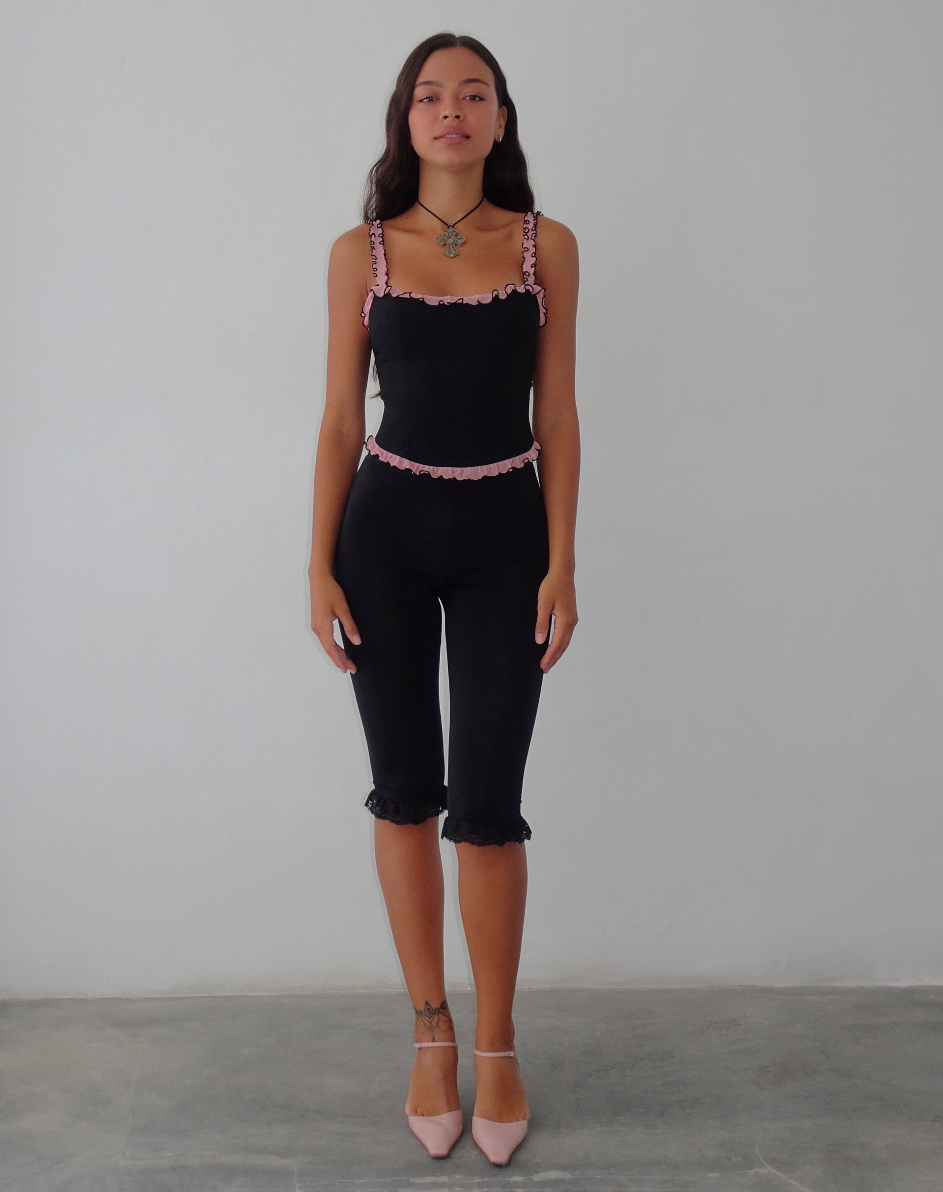 Immagine di Idalia Top corsetto nero con volant in rete rosa