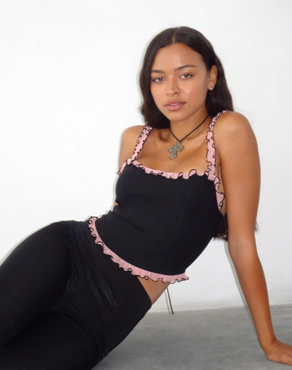 Top corsetto Idalia nero con volant a rete rosa