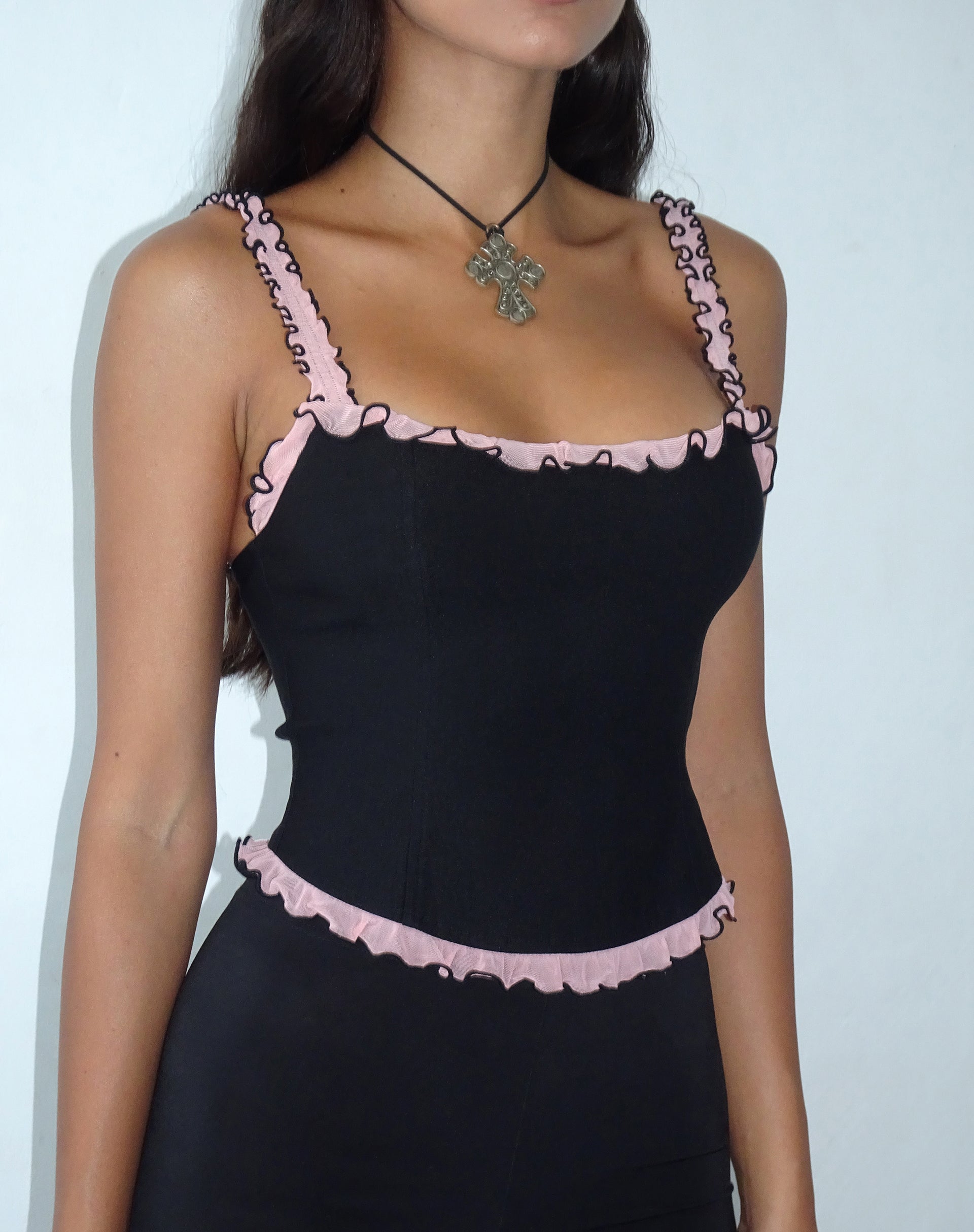 Immagine di Idalia Top corsetto nero con volant in rete rosa