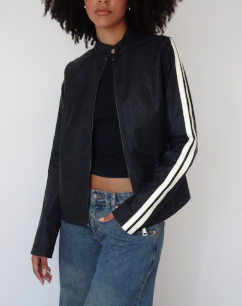 Giacca biker Jacquie con zip in PU nero
