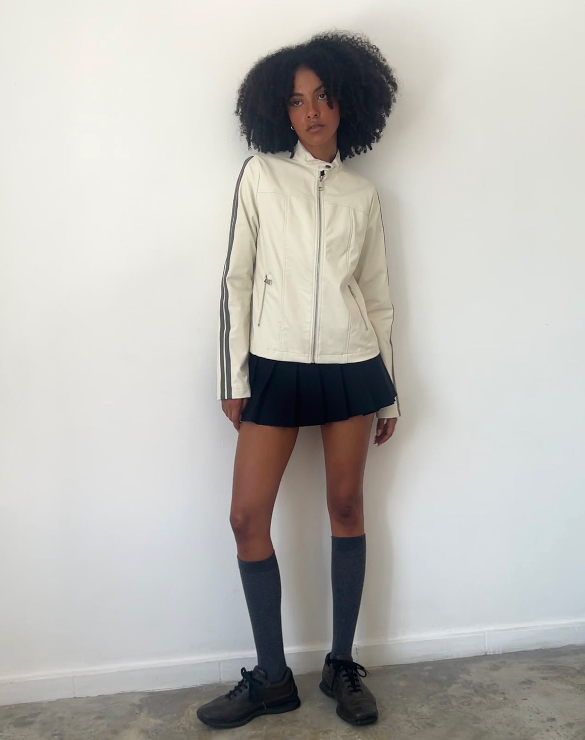 Immagine della giacca Jacquie Zip Up in PU crema con righe marroni