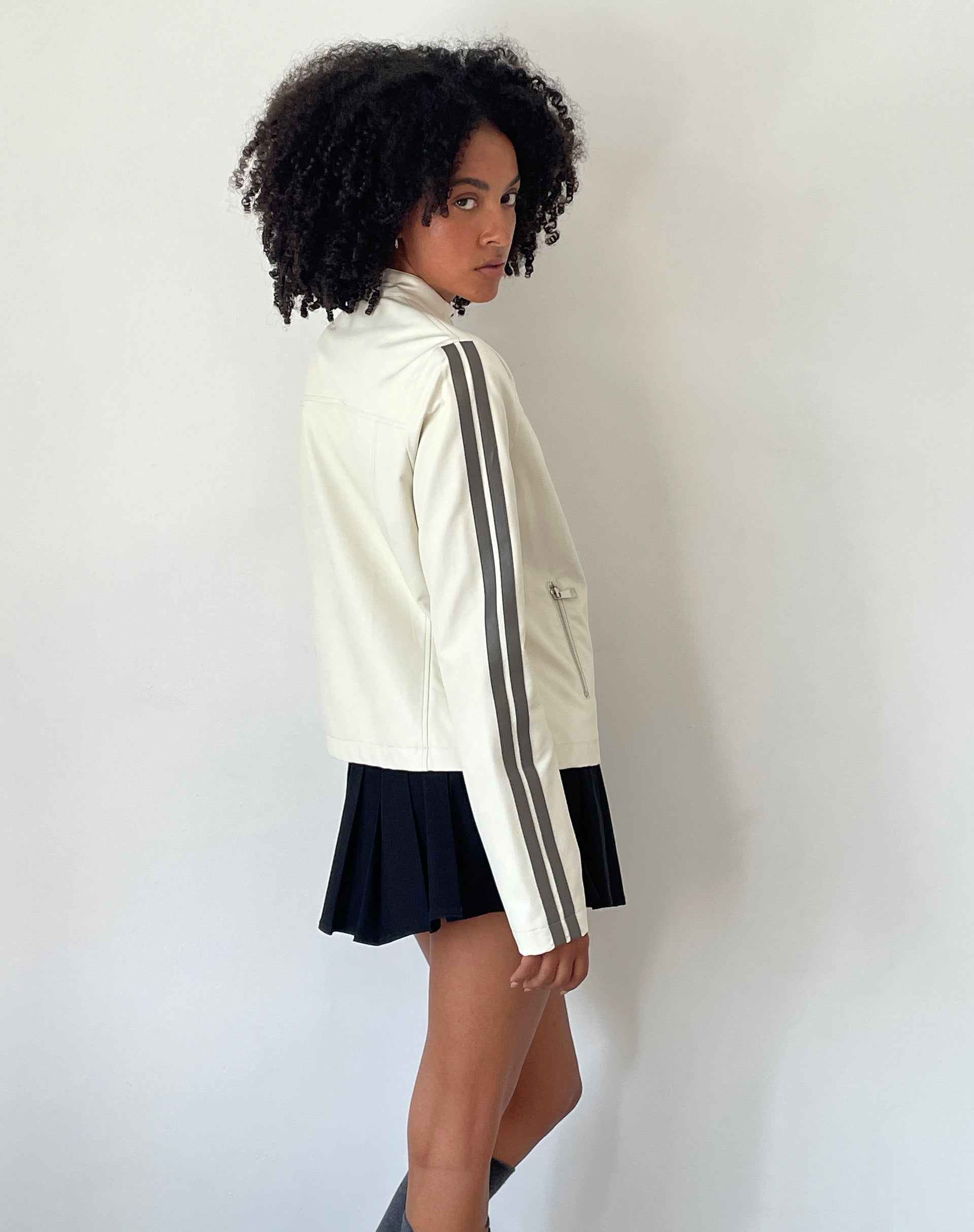 Immagine della giacca Jacquie Zip Up in PU crema con righe marroni