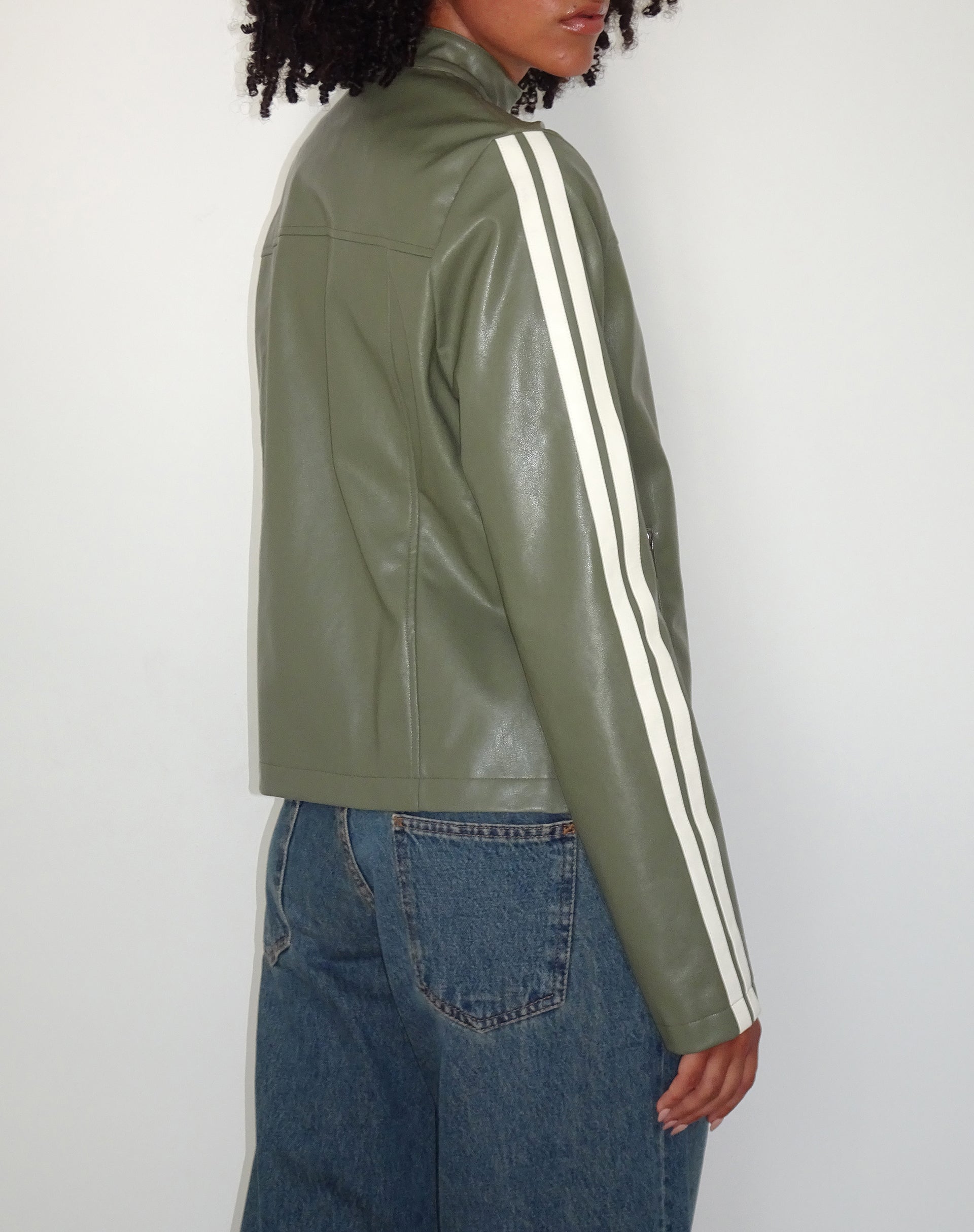 Immagine di Jacquie Zip Up Biker Jacket in PU verde con righe avorio