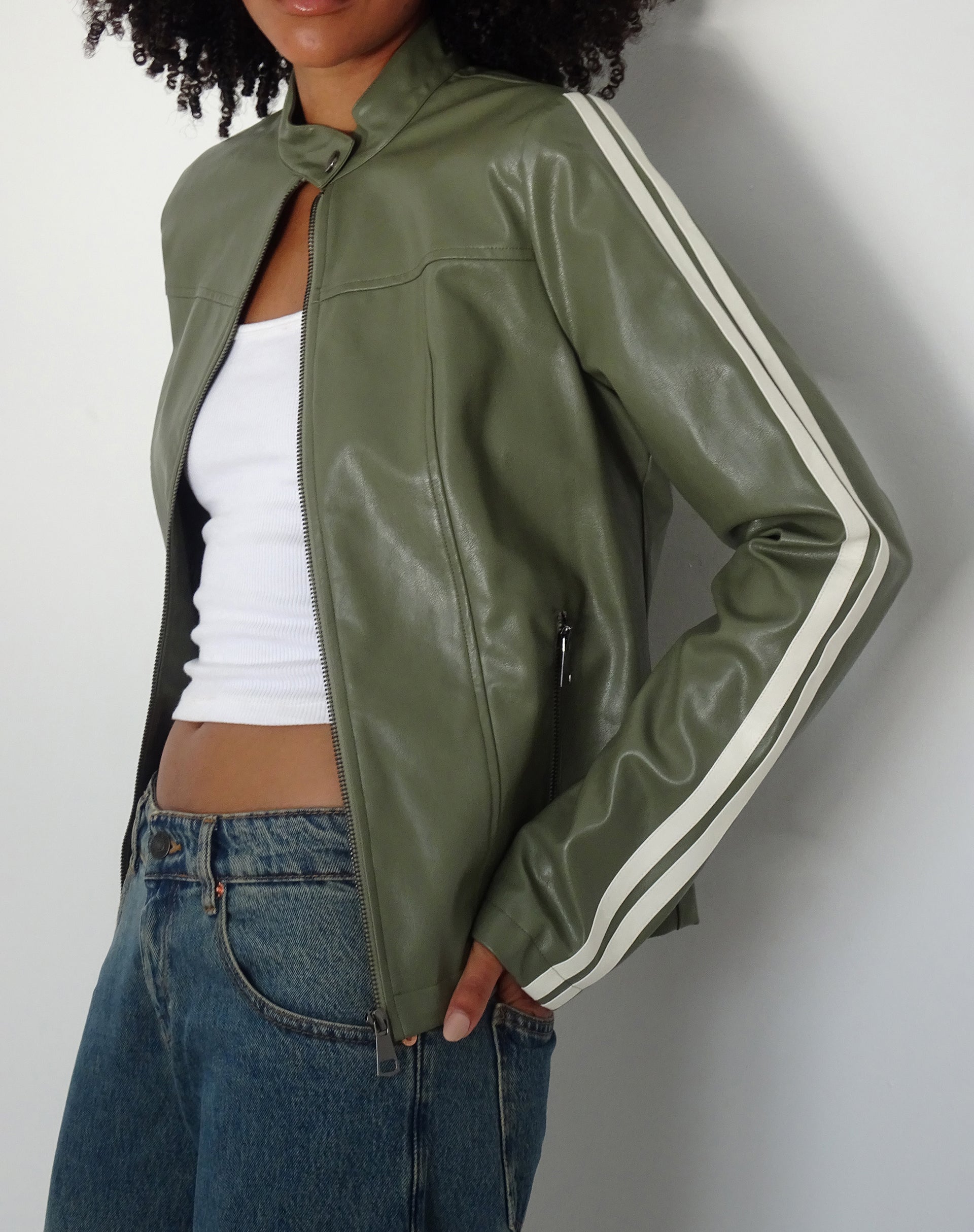 Immagine di Jacquie Zip Up Biker Jacket in PU verde con righe avorio