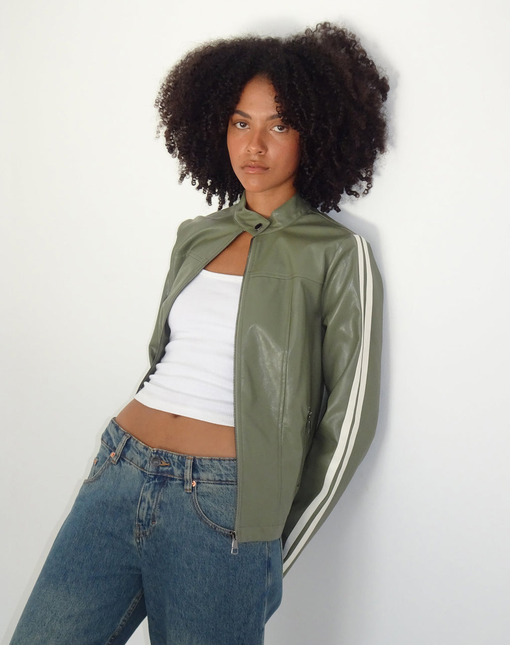 Giacca biker Jacquie con zip in PU verde con righe avorio