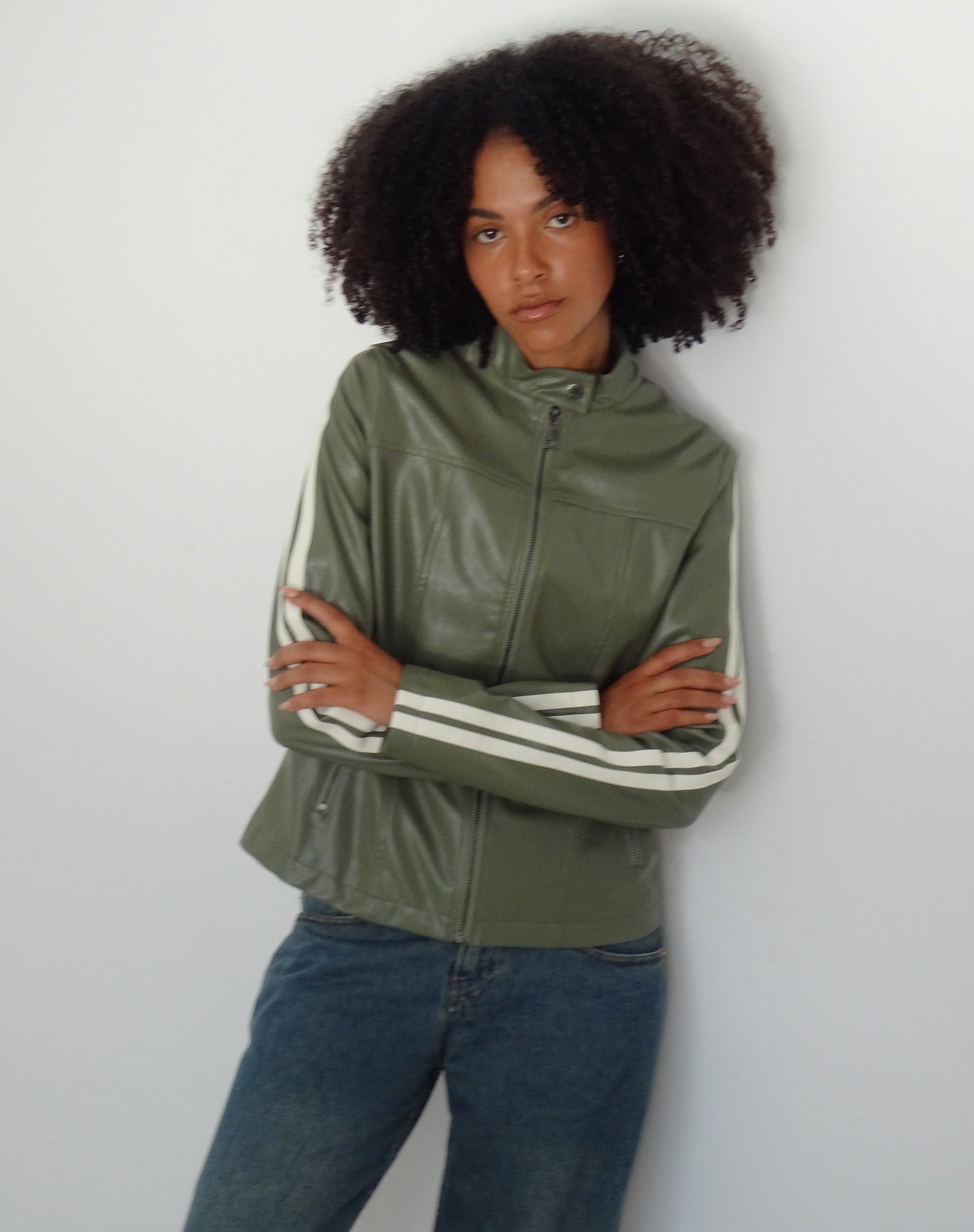 Immagine di Jacquie Zip Up Biker Jacket in PU verde con righe avorio