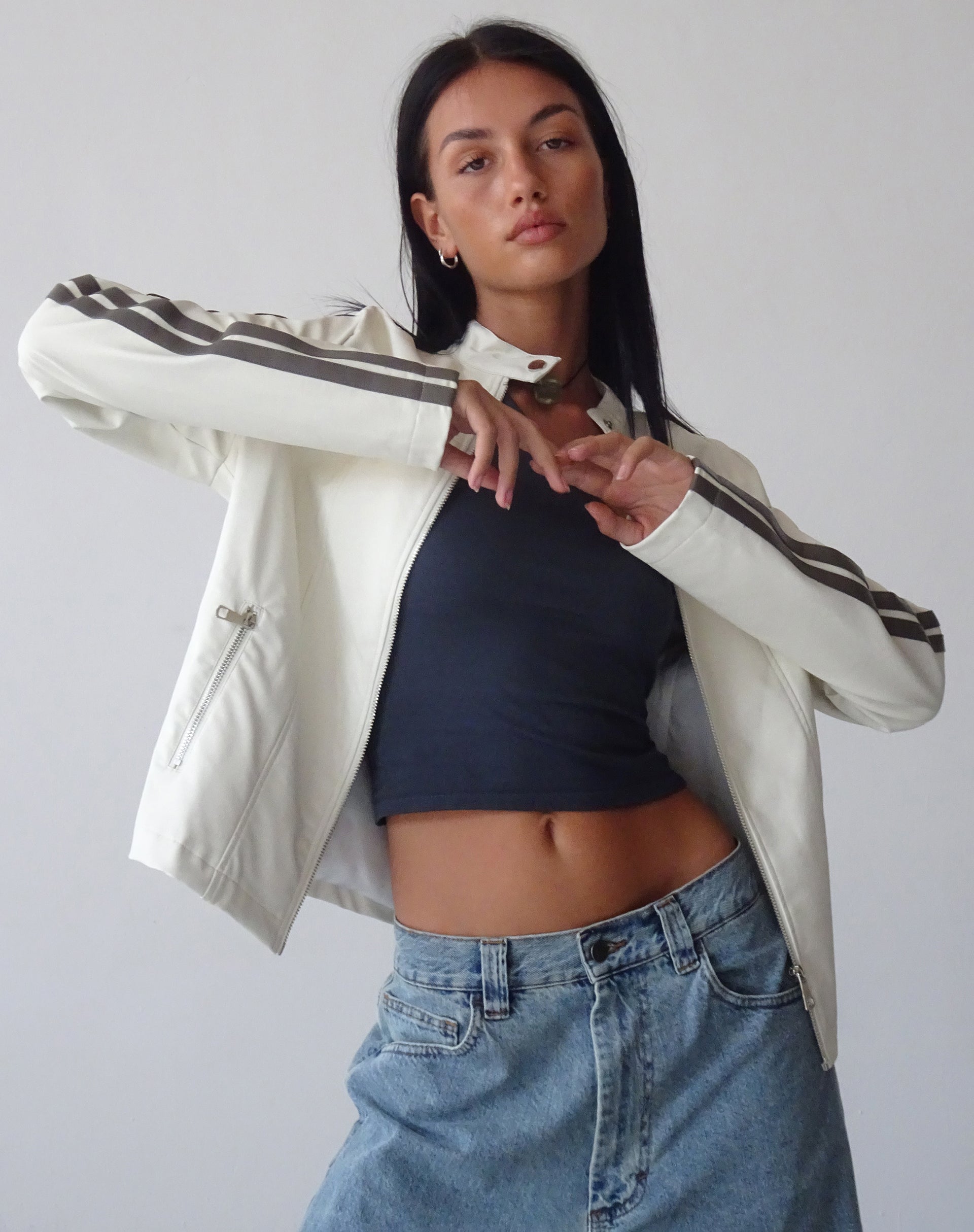 Immagine della giacca Jacquie Zip Up in PU crema con righe marroni