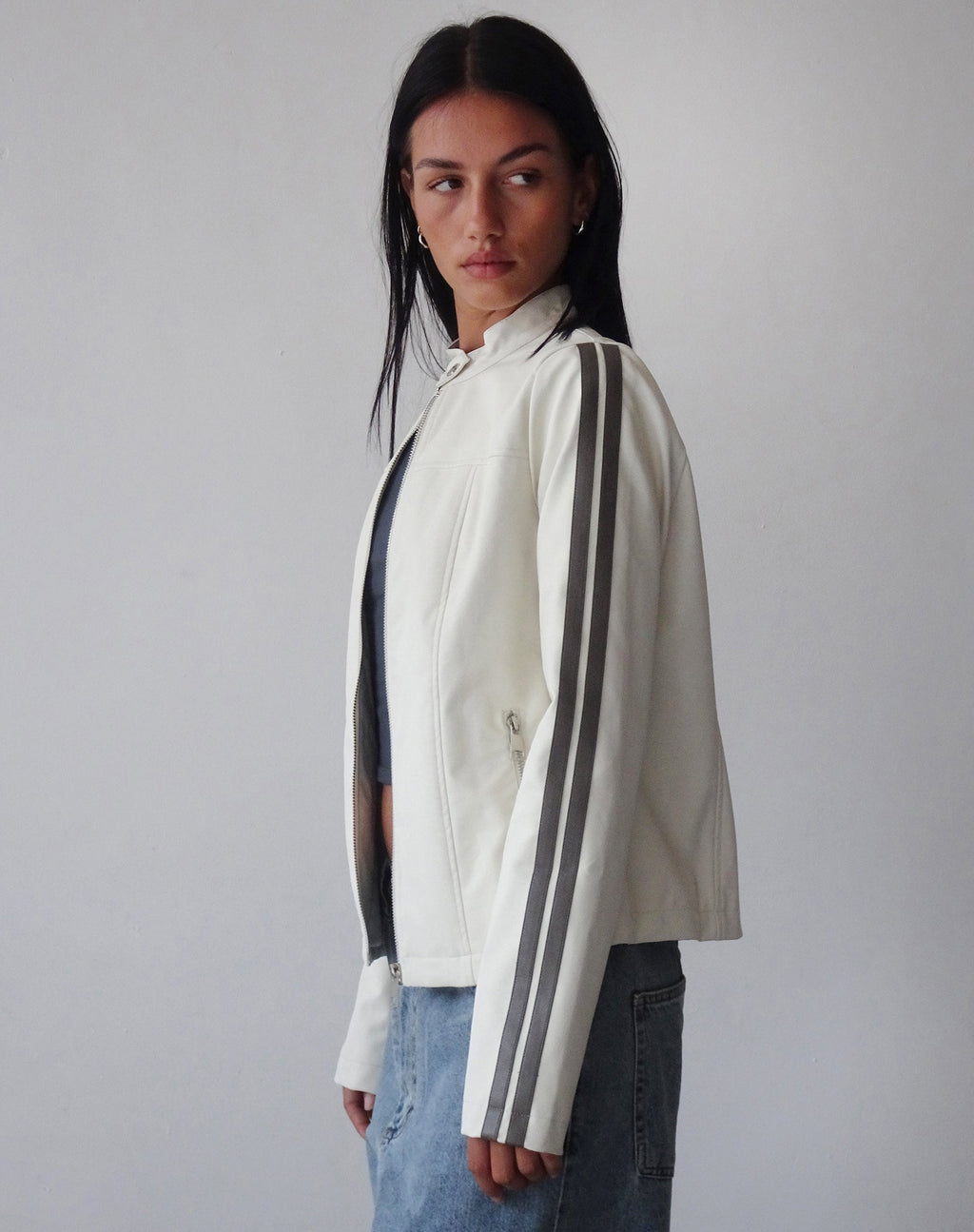 Giacca Jacquie con zip in PU crema con riga marrone