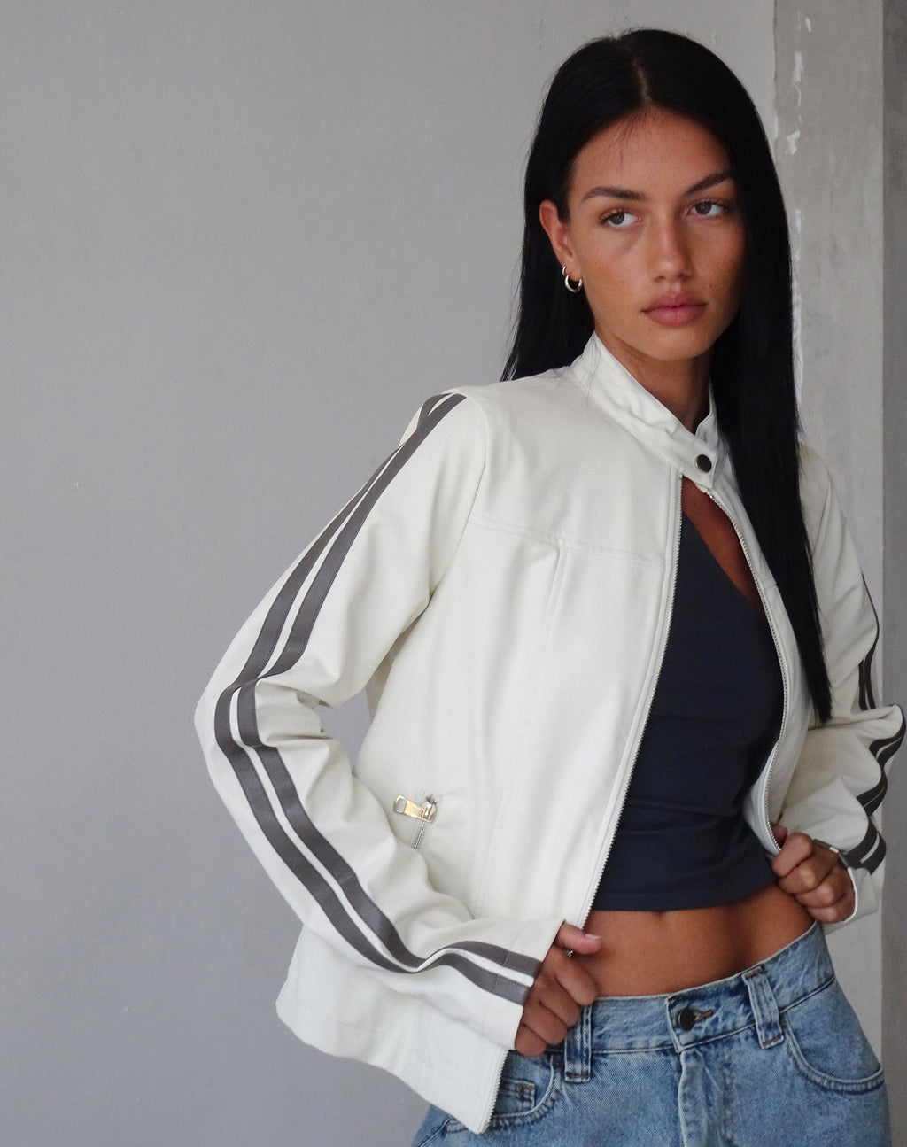 Giacca Jacquie con zip in PU crema con riga marrone