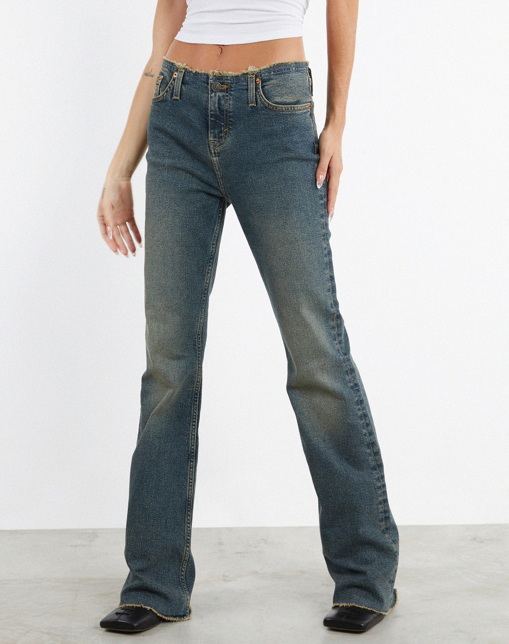 Jeans sfrangiati a vita bassa in marrone e blu acido