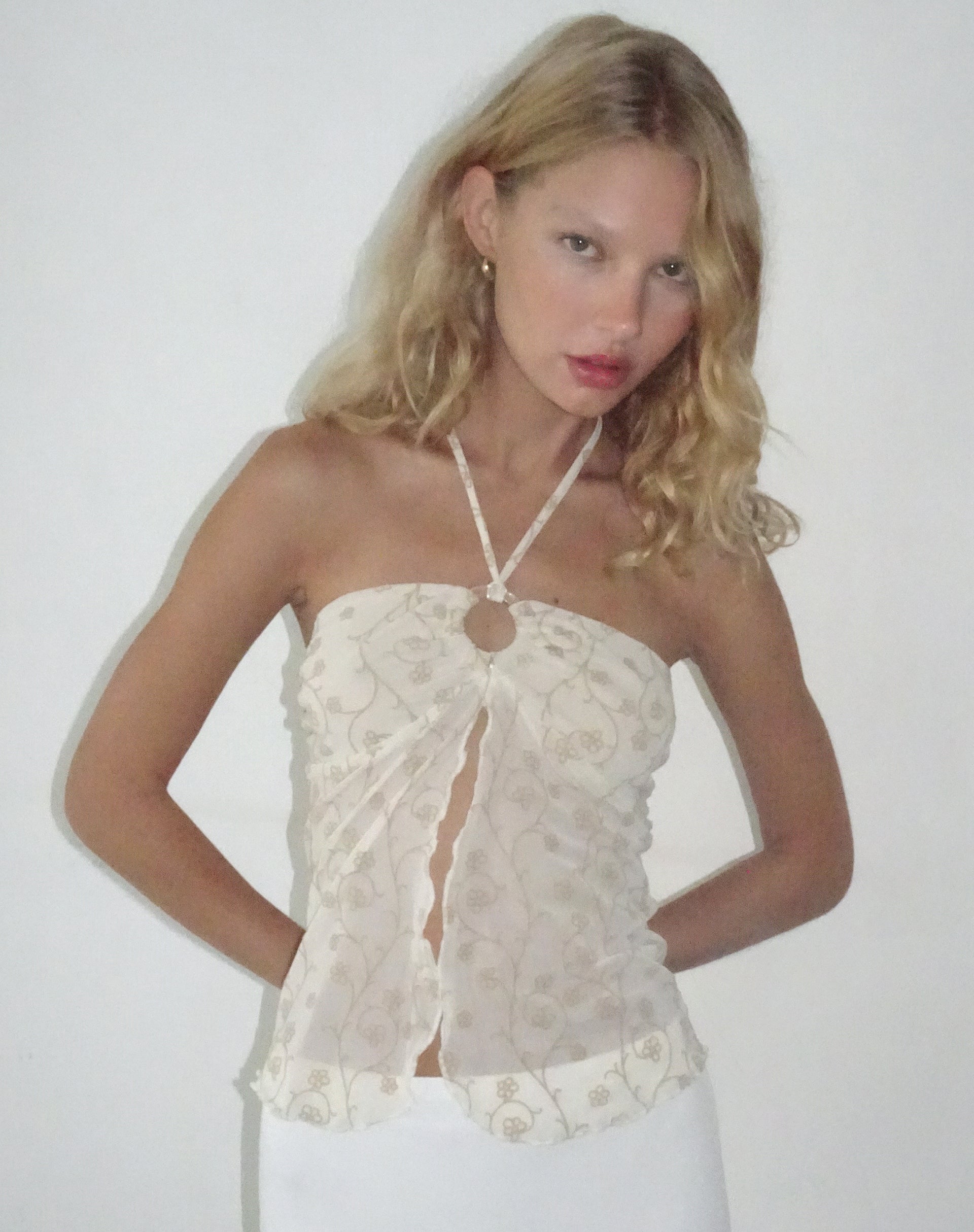 Immagine di Janar Top a collo alto in Beige Dainty Floral Flock