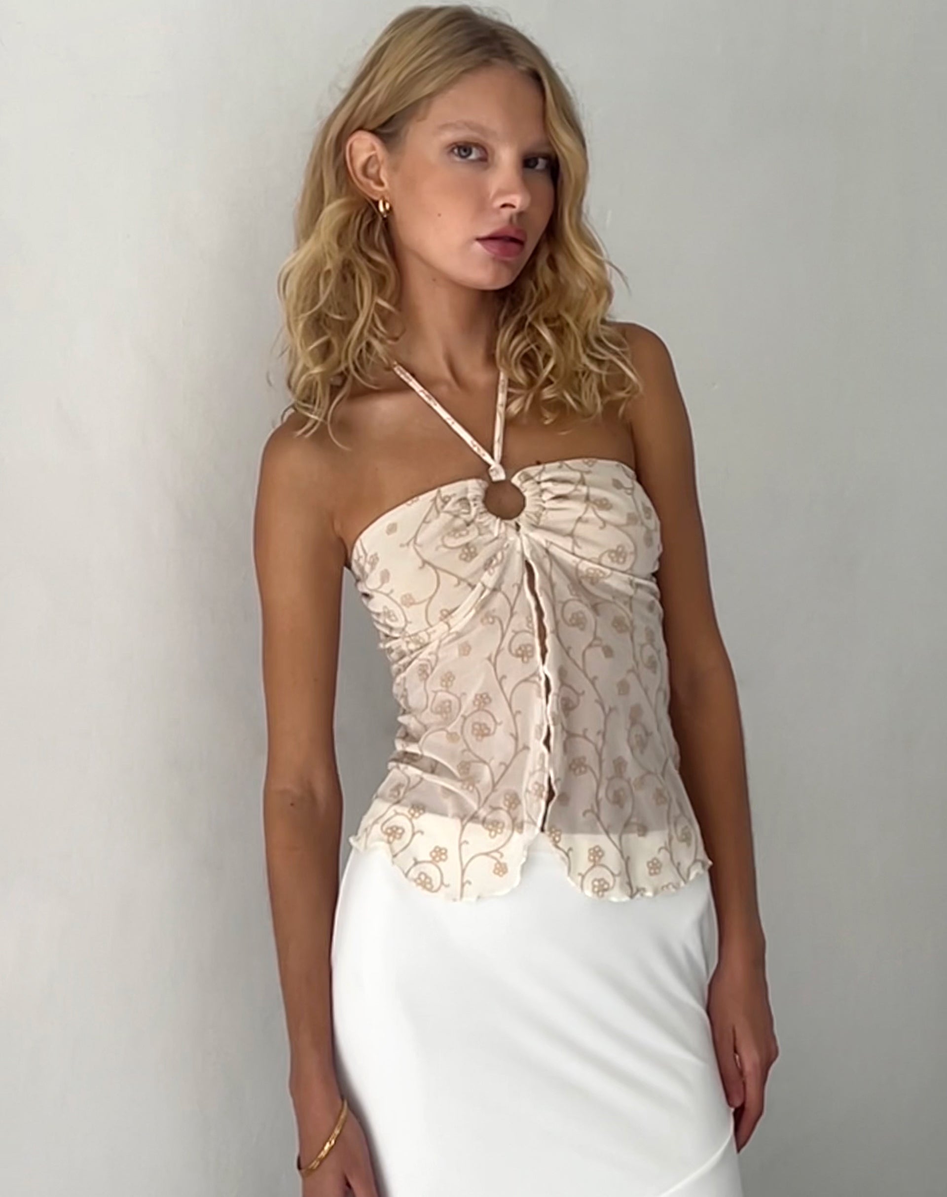 Immagine di Janar Top a collo alto in Beige Dainty Floral Flock