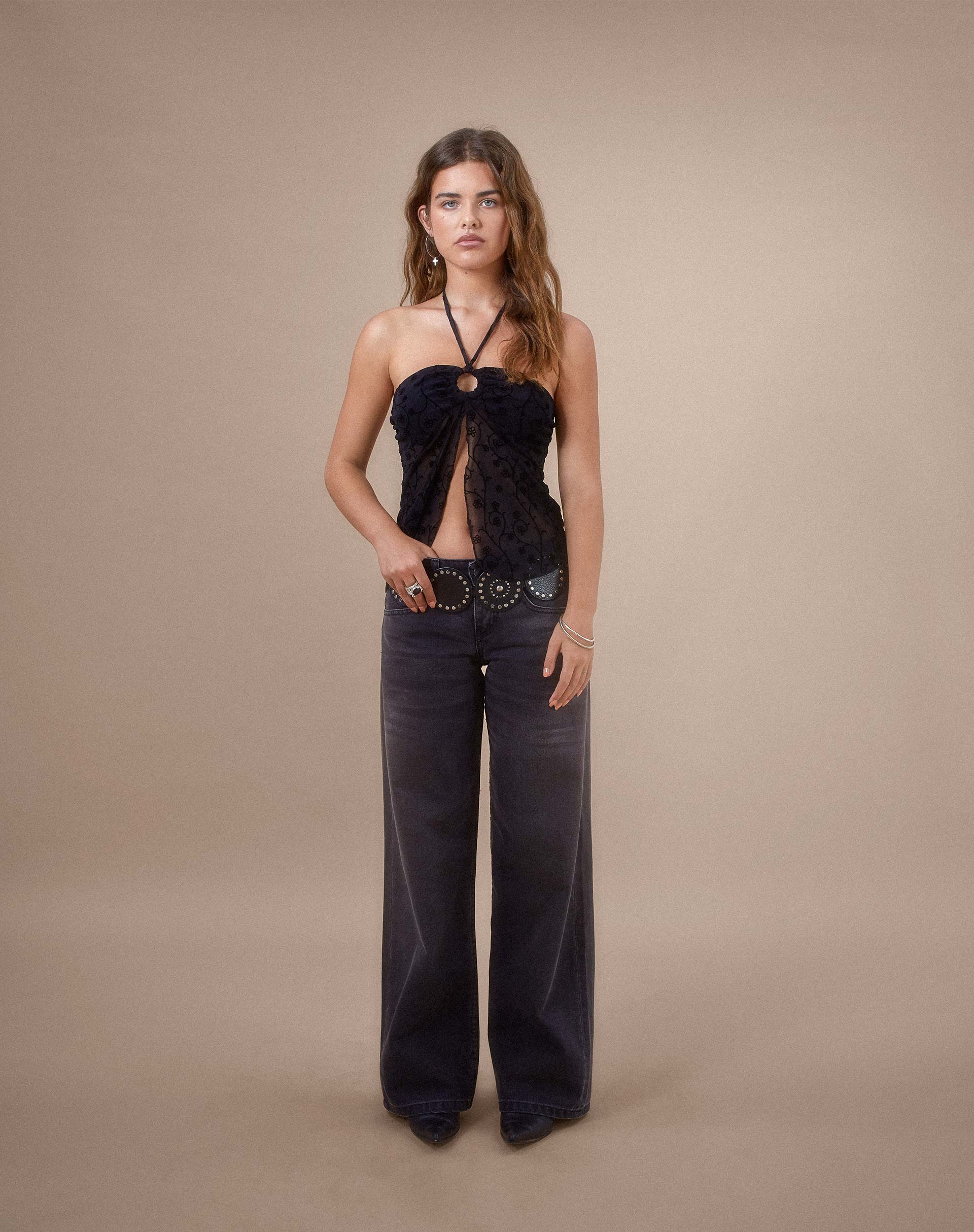 immagine di Janar Top con collo alto in flock floreale nero e delicato