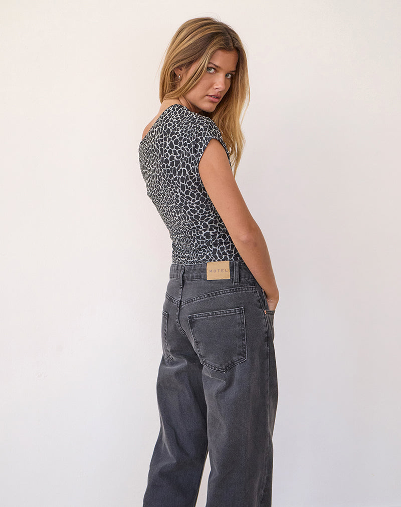 Immagine di Jaridah Asymmetric Slouch Top in Giraffa Nero e Crema