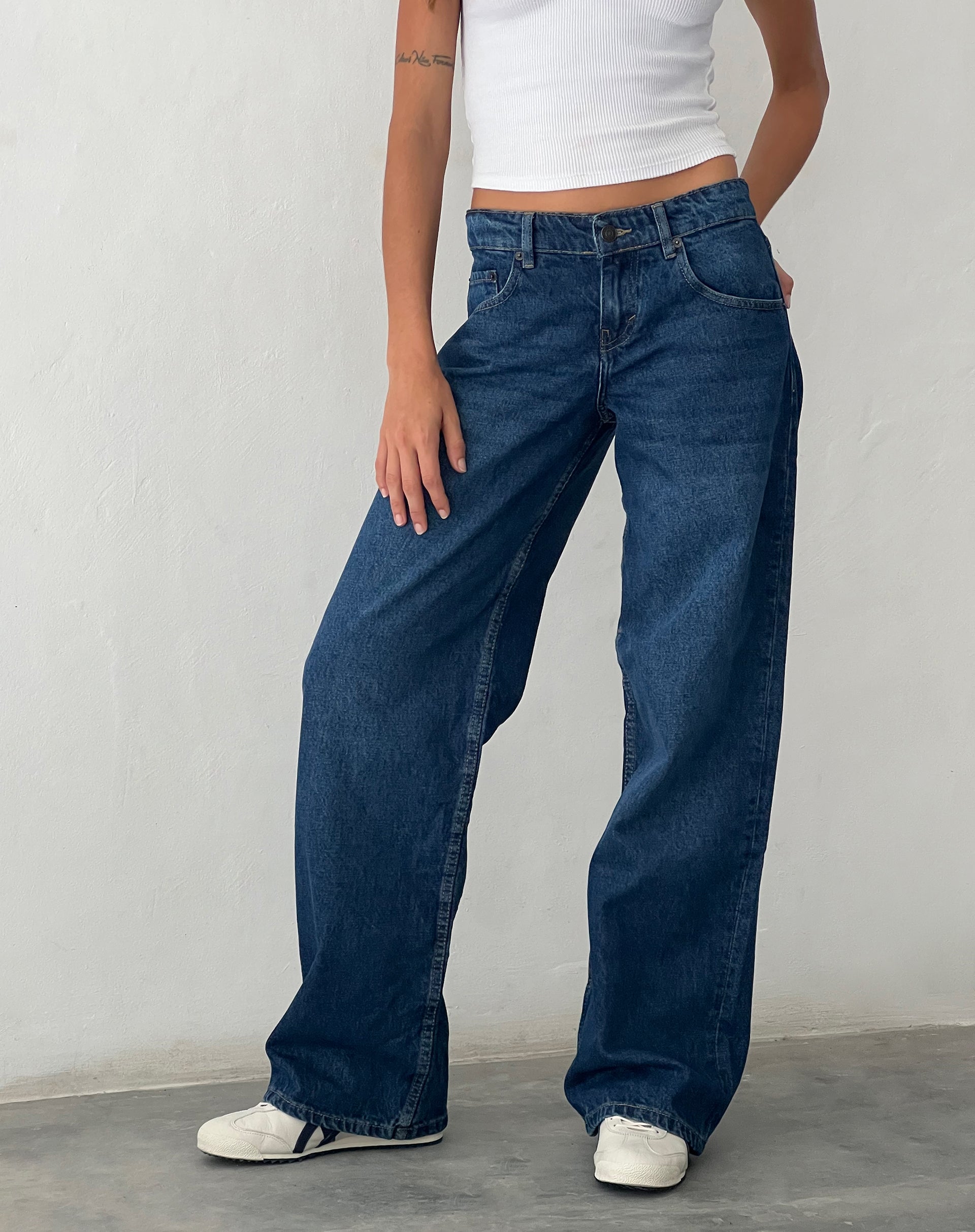 Immagine dei jeans paralleli a vita bassa in blu medio Usato
