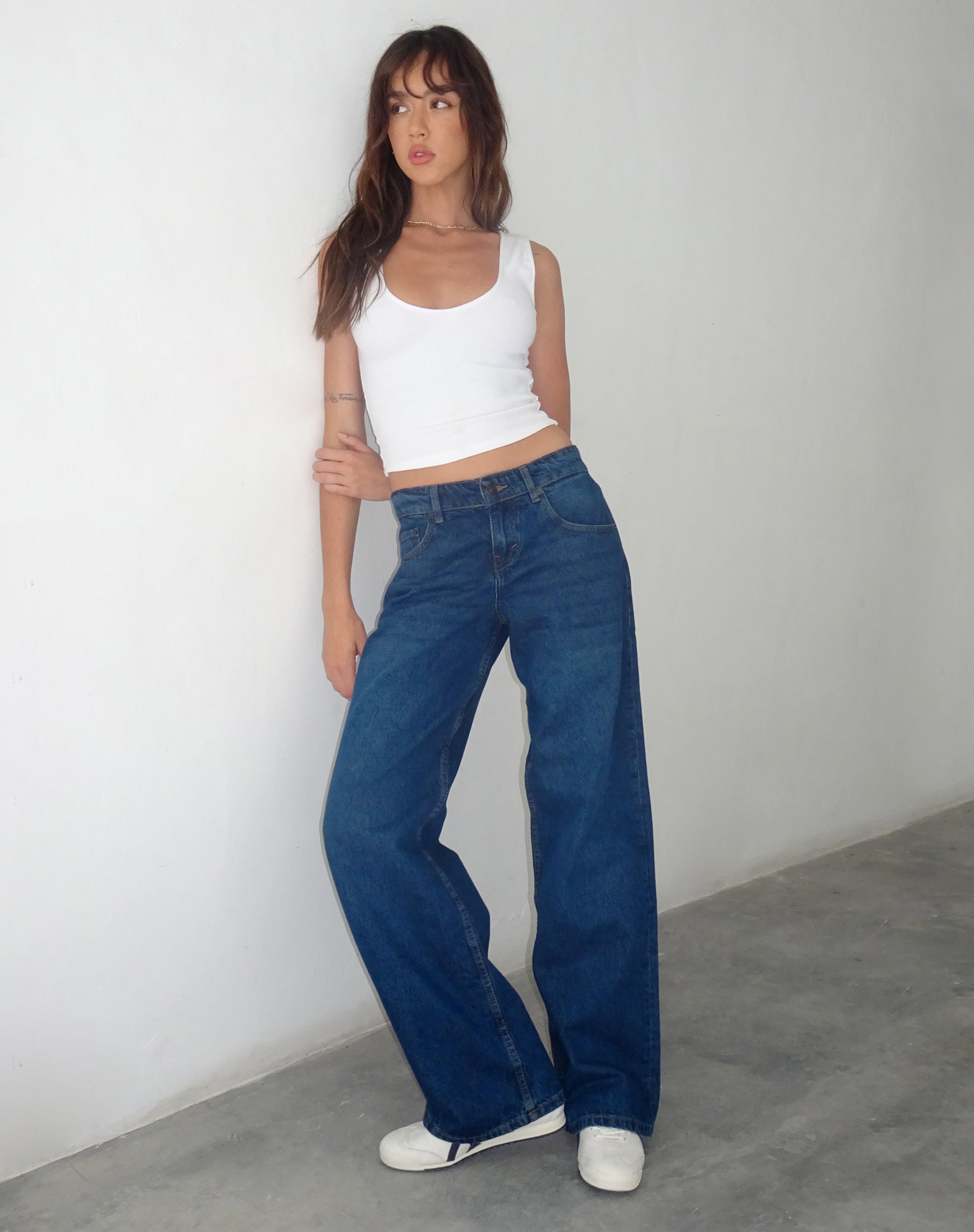 Immagine dei jeans paralleli a vita bassa in blu medio Usato