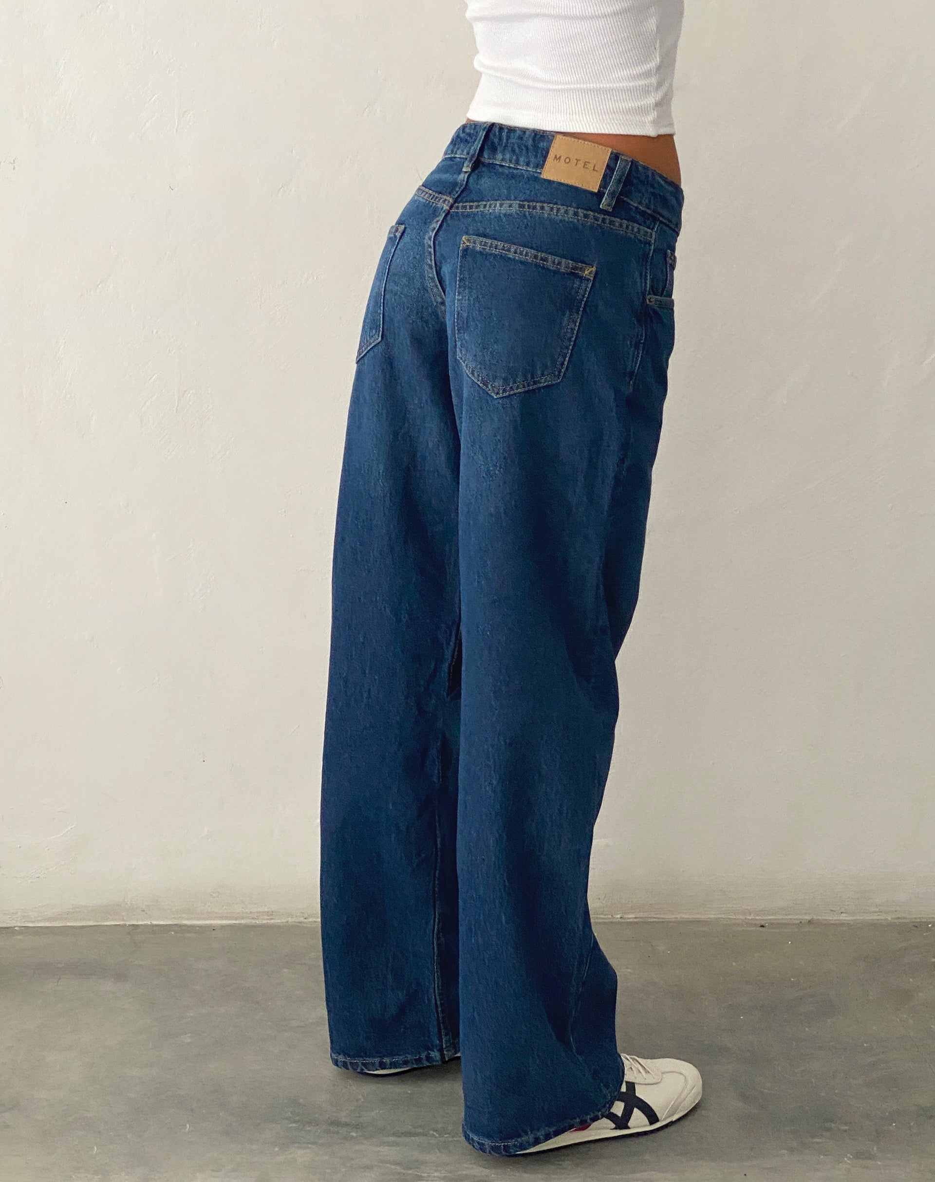 Immagine dei jeans paralleli a vita bassa in blu medio Usato