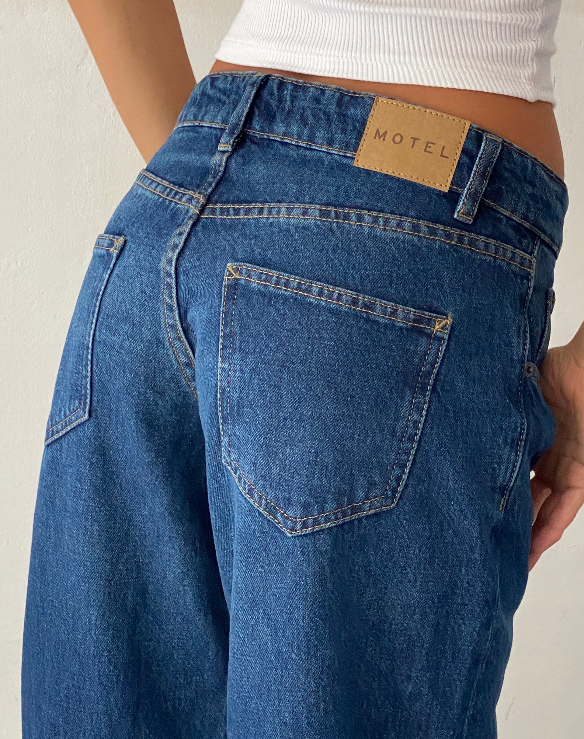 Immagine dei jeans paralleli a vita bassa in blu medio Usato