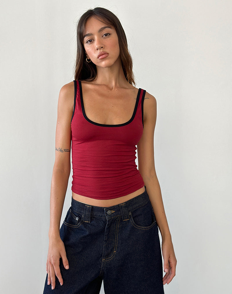 Top Jastiya in rosso adrenalinico con rilegatura nera