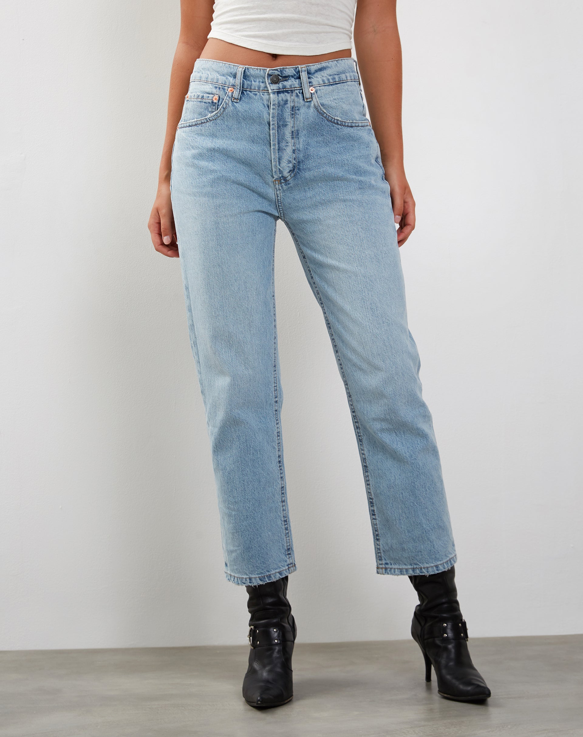 Immagine di Jeans a gamba dritta a vita media in Denim Bleach