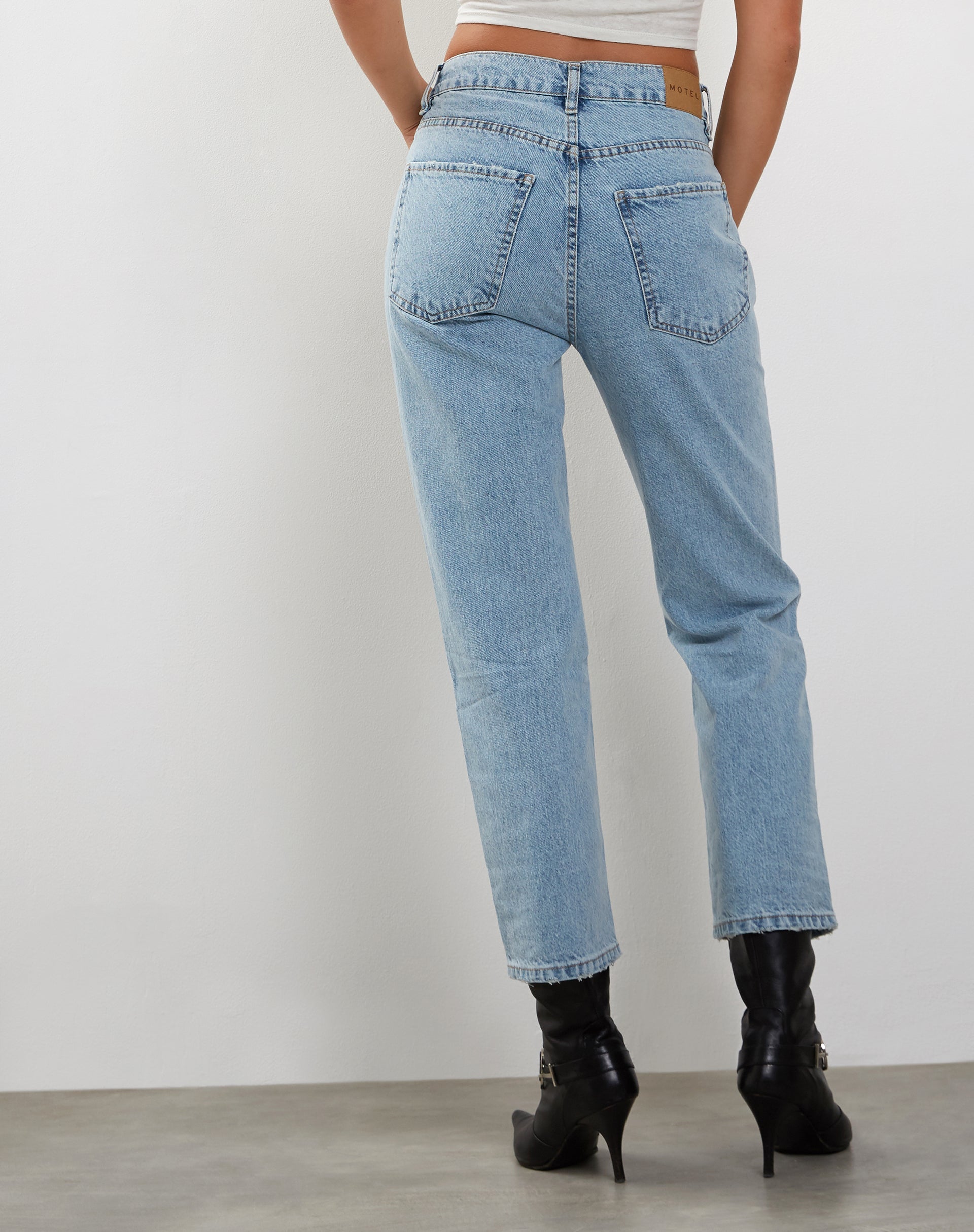 Immagine di Jeans a gamba dritta a vita media in Denim Bleach