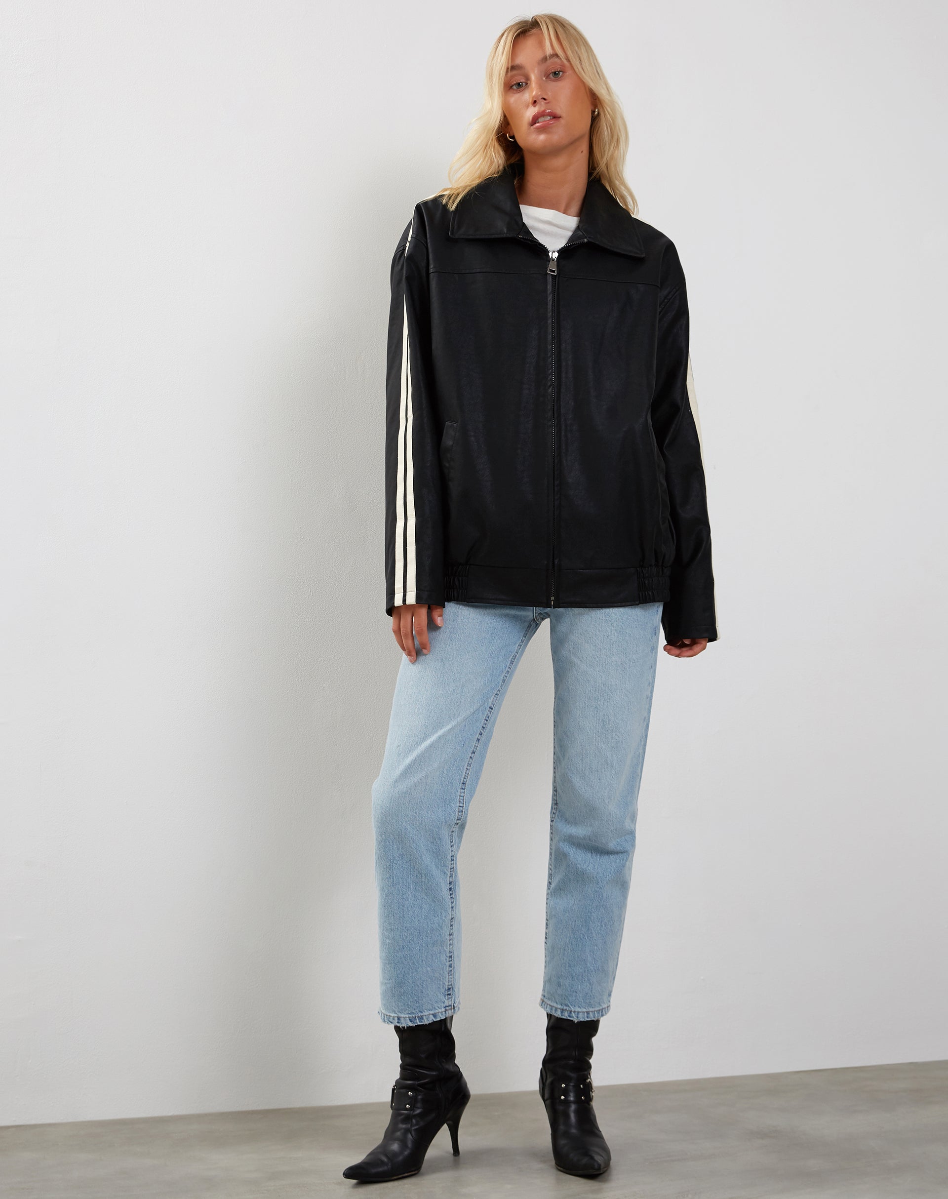 Immagine di Javana Zip Up Jacket in PU nero con righe beige