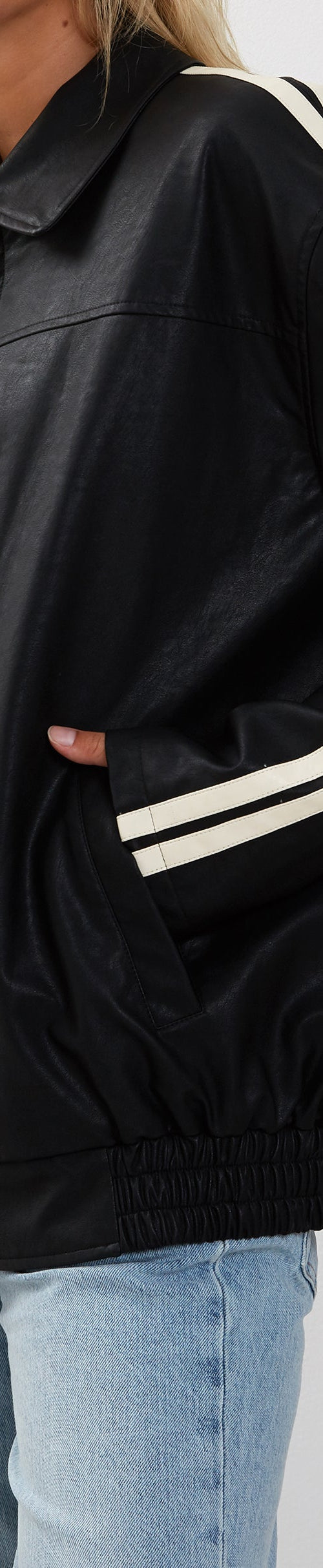 Immagine di Javana Zip Up Jacket in PU nero con righe beige