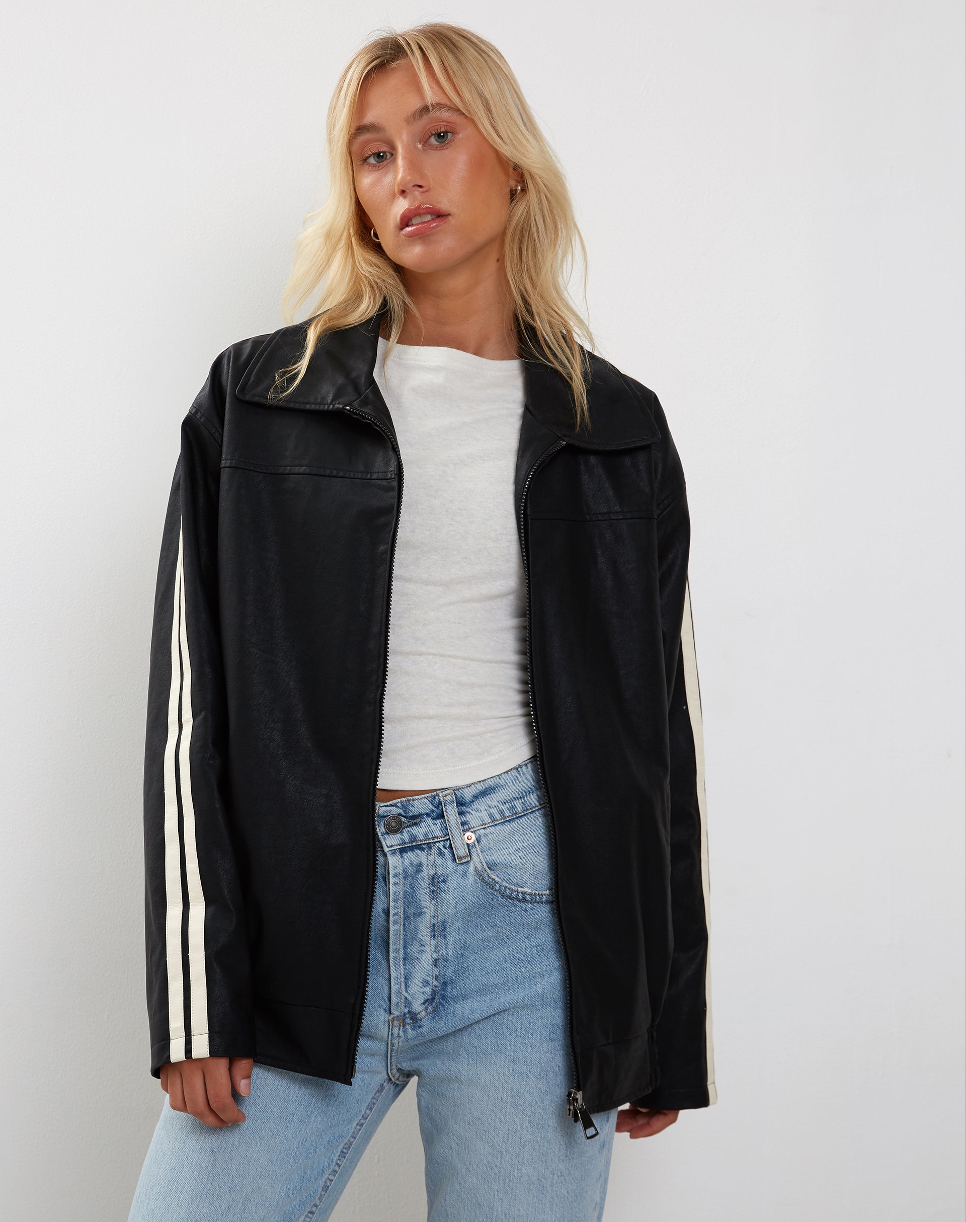 Immagine di Javana Zip Up Jacket in PU nero con righe beige