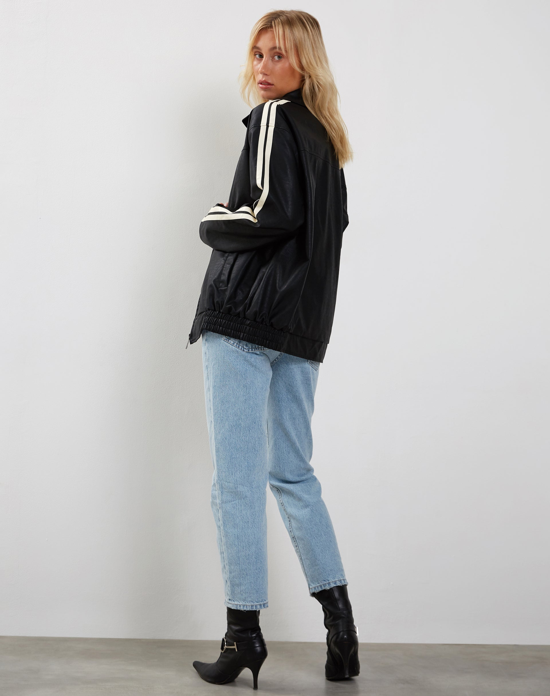 Immagine di Javana Zip Up Jacket in PU nero con righe beige