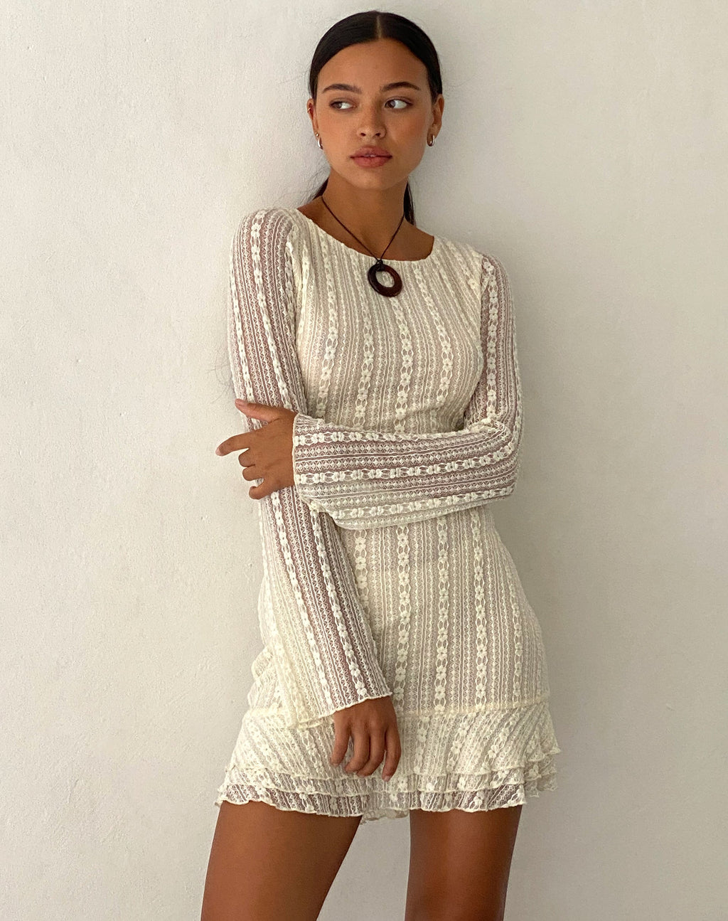 Mini abito Jeilani in pizzo con schiena aperta in crema