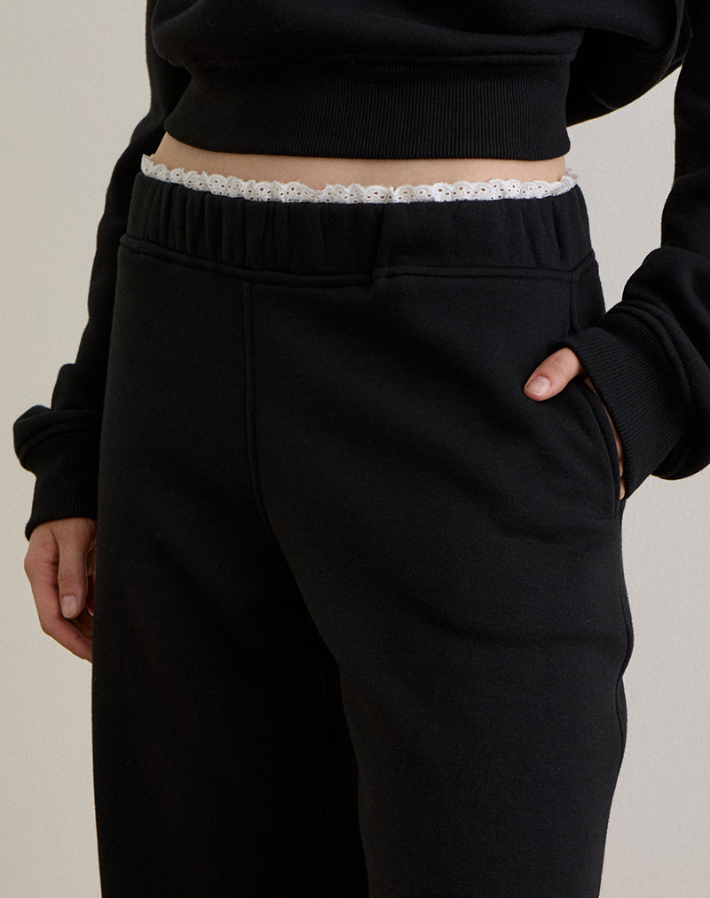 Immagine di Jenita Loose Jogger in nero con finiture in picot bianco