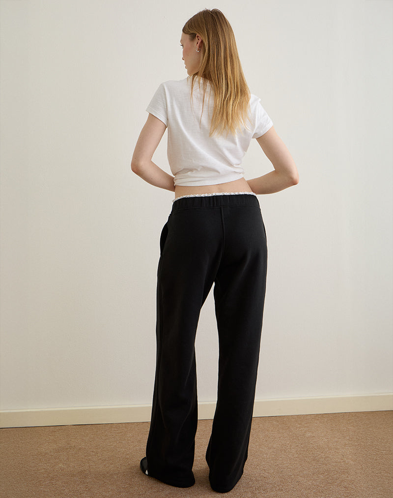 Immagine di Jenita Loose Jogger in nero con finiture in picot bianco