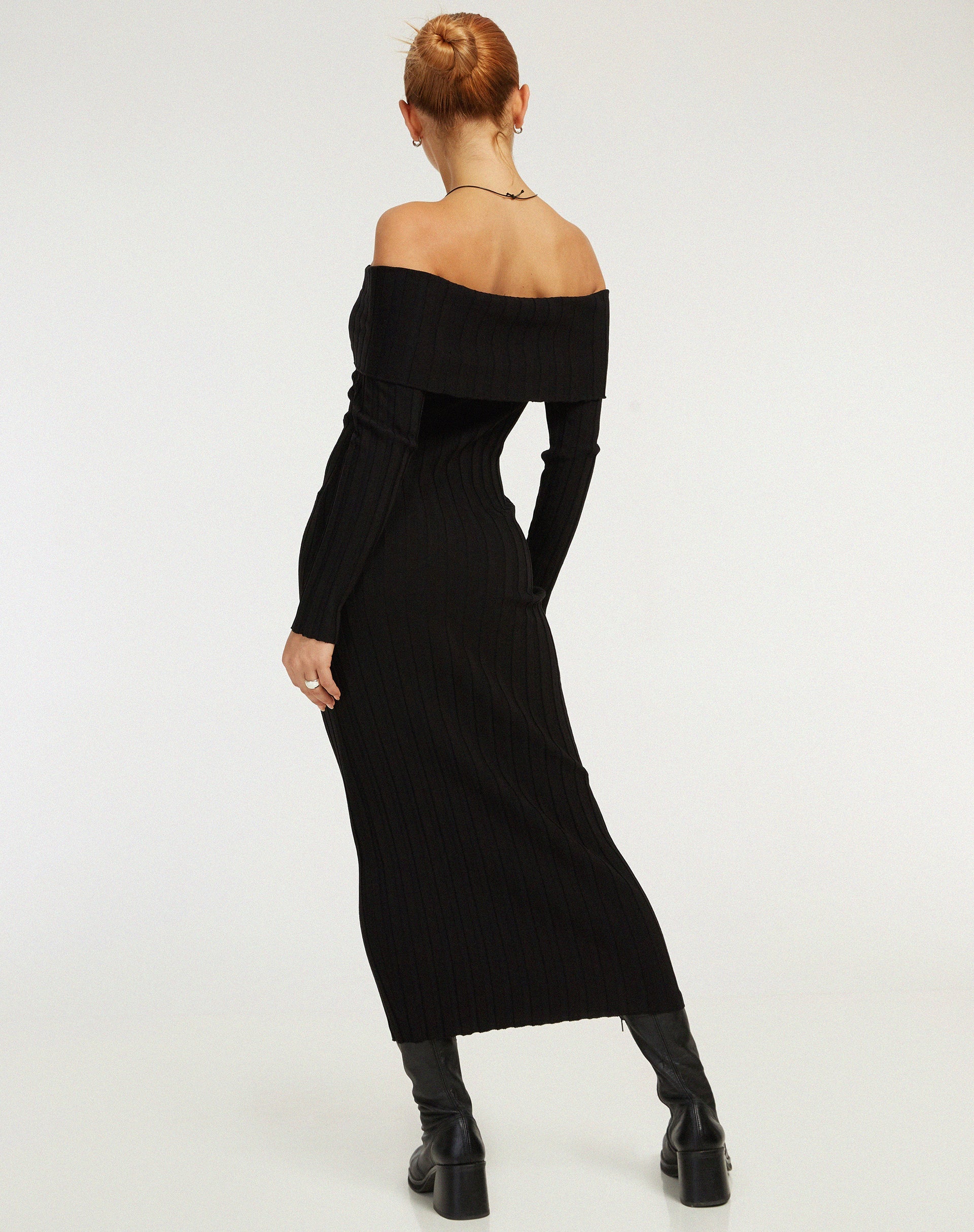 immagine di Jesuita Bardot Knitted Midi Dress in nero