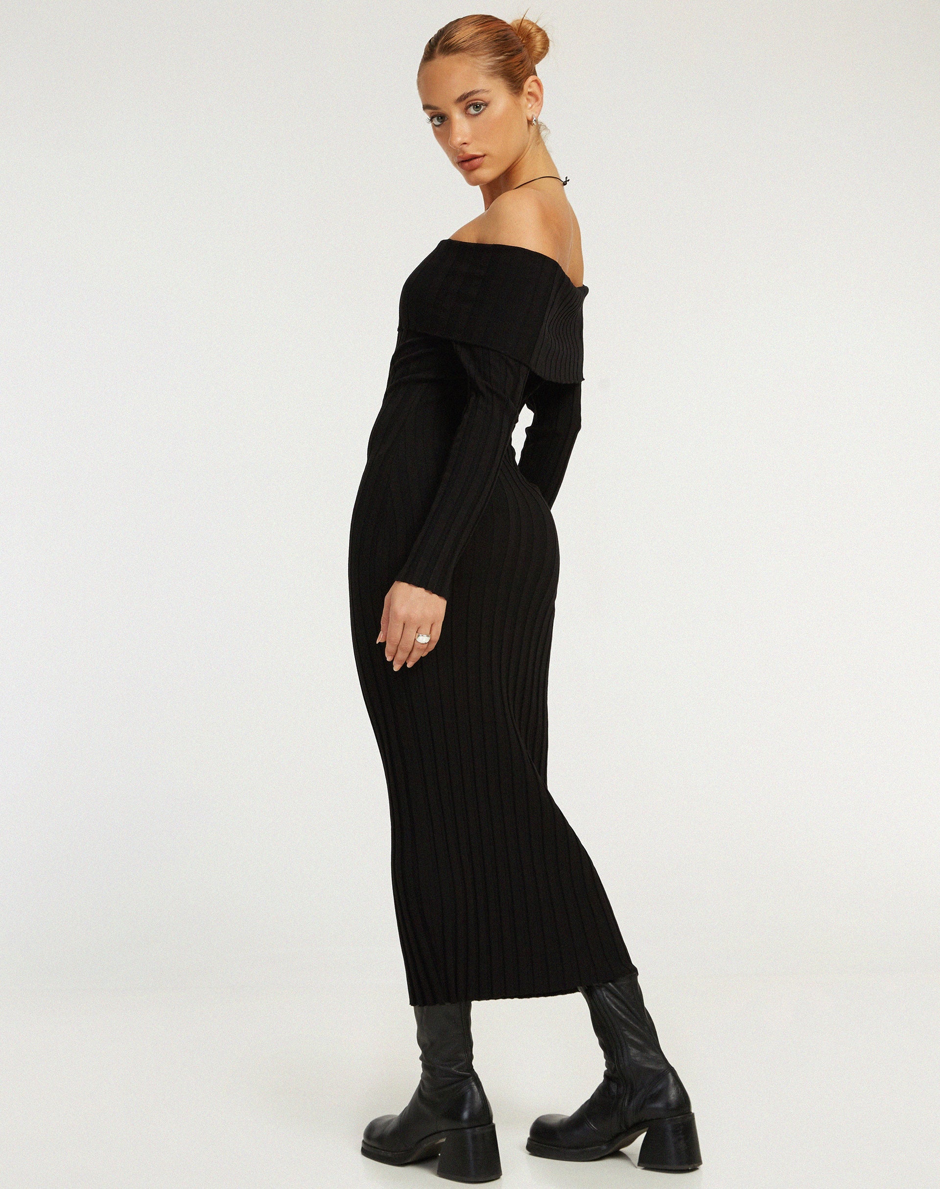 immagine di Jesuita Bardot Knitted Midi Dress in nero