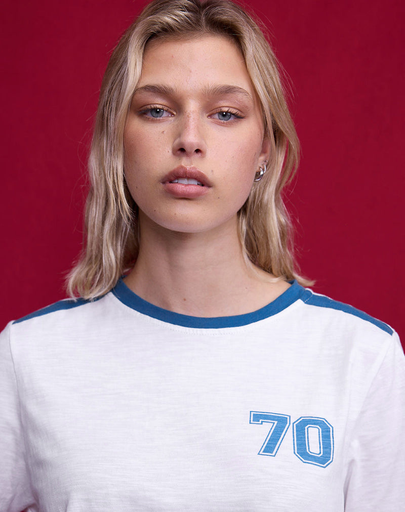 Top Jihan in bianco sporco con bordatura blu mediterraneo