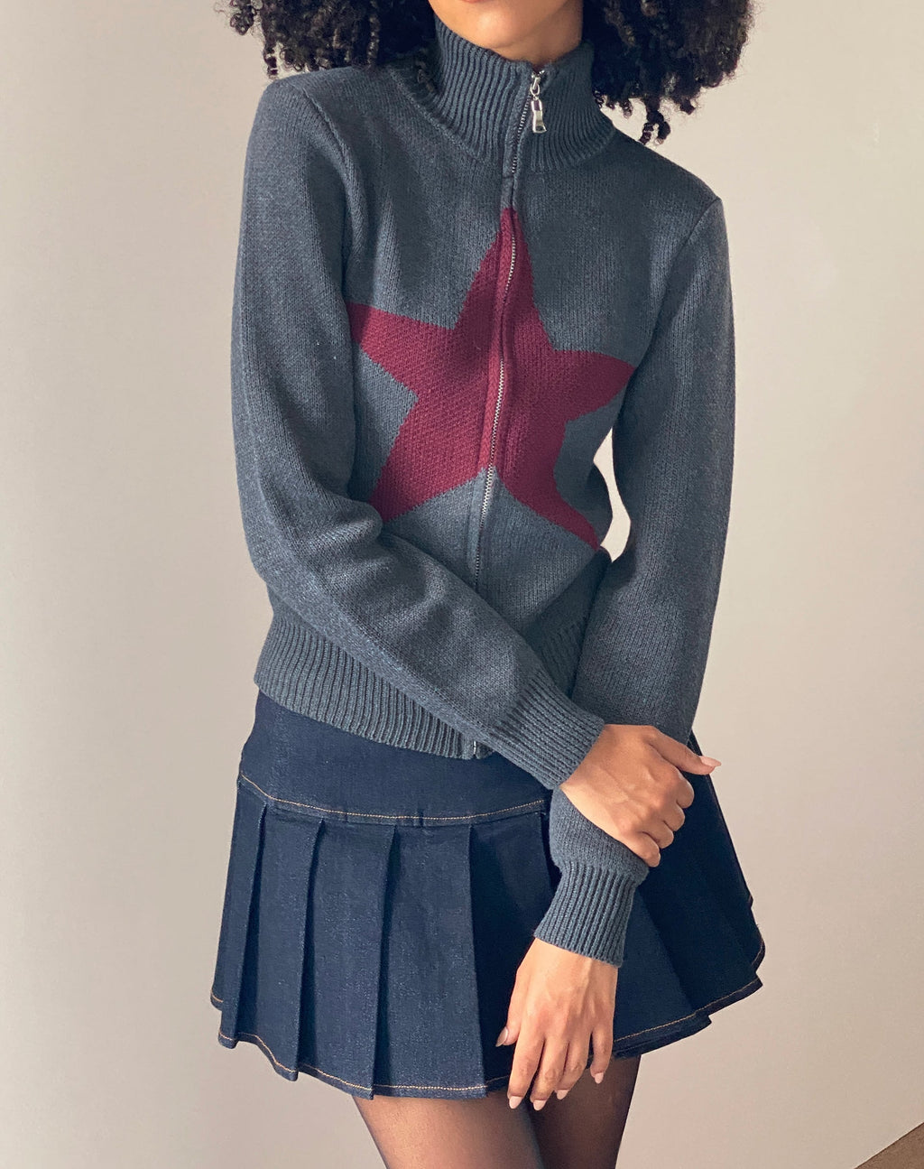 Jimena - Cardigan con zip in grigio con motivo a stelle bordeaux