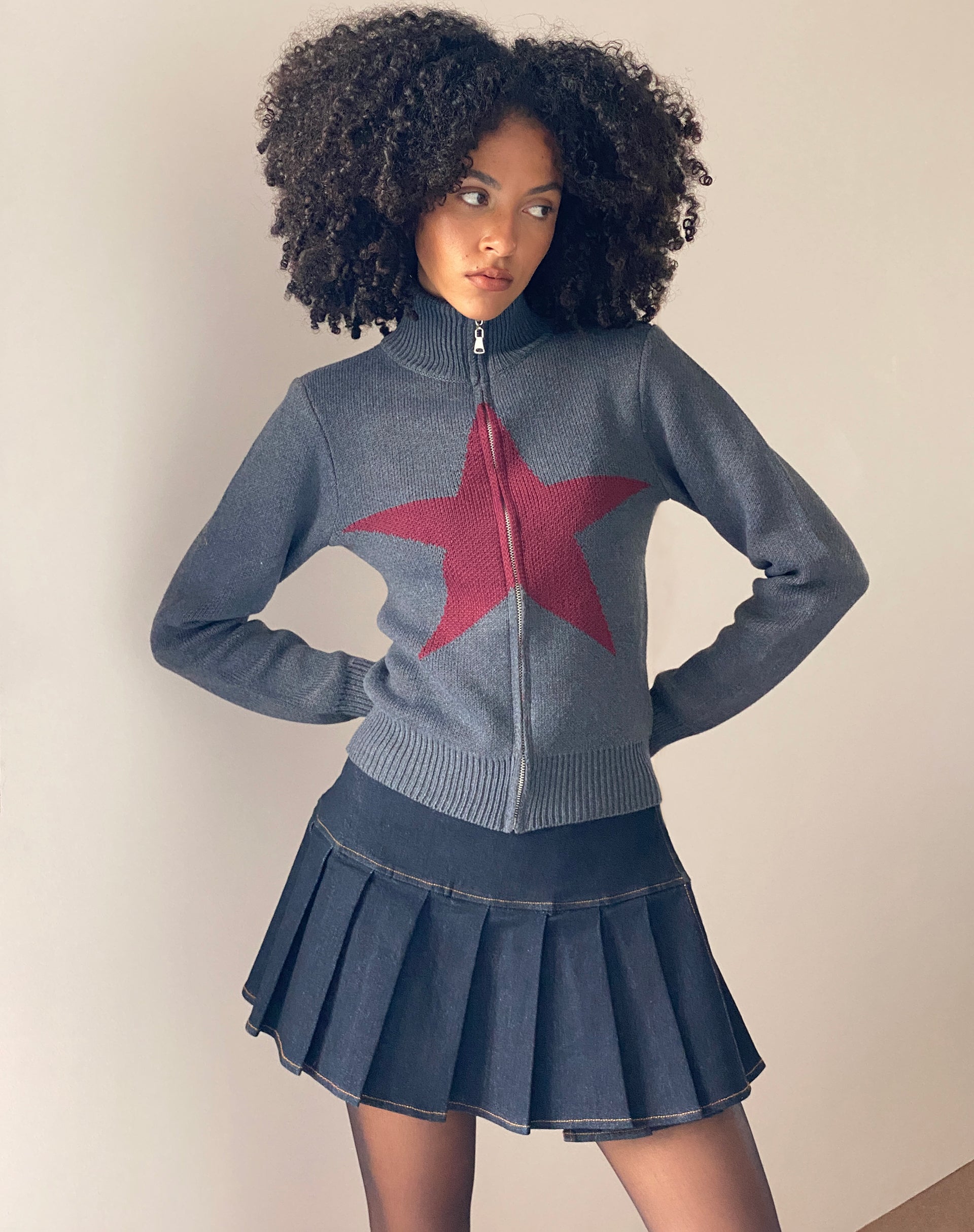 Immagine del cardigan Jimena con zip in grigio e motivo a stelle bordeaux
