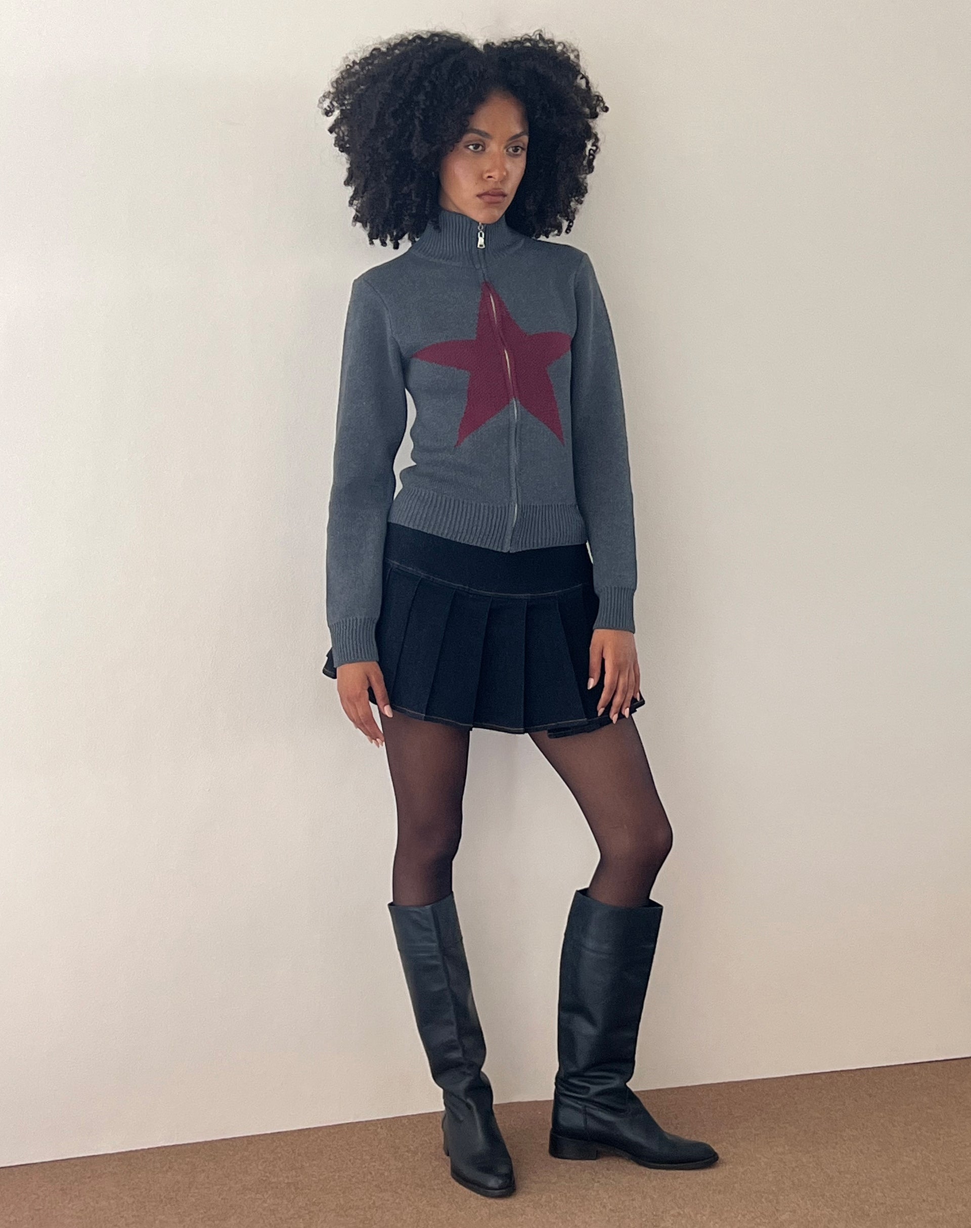 Immagine del cardigan Jimena con zip in grigio e motivo a stelle bordeaux