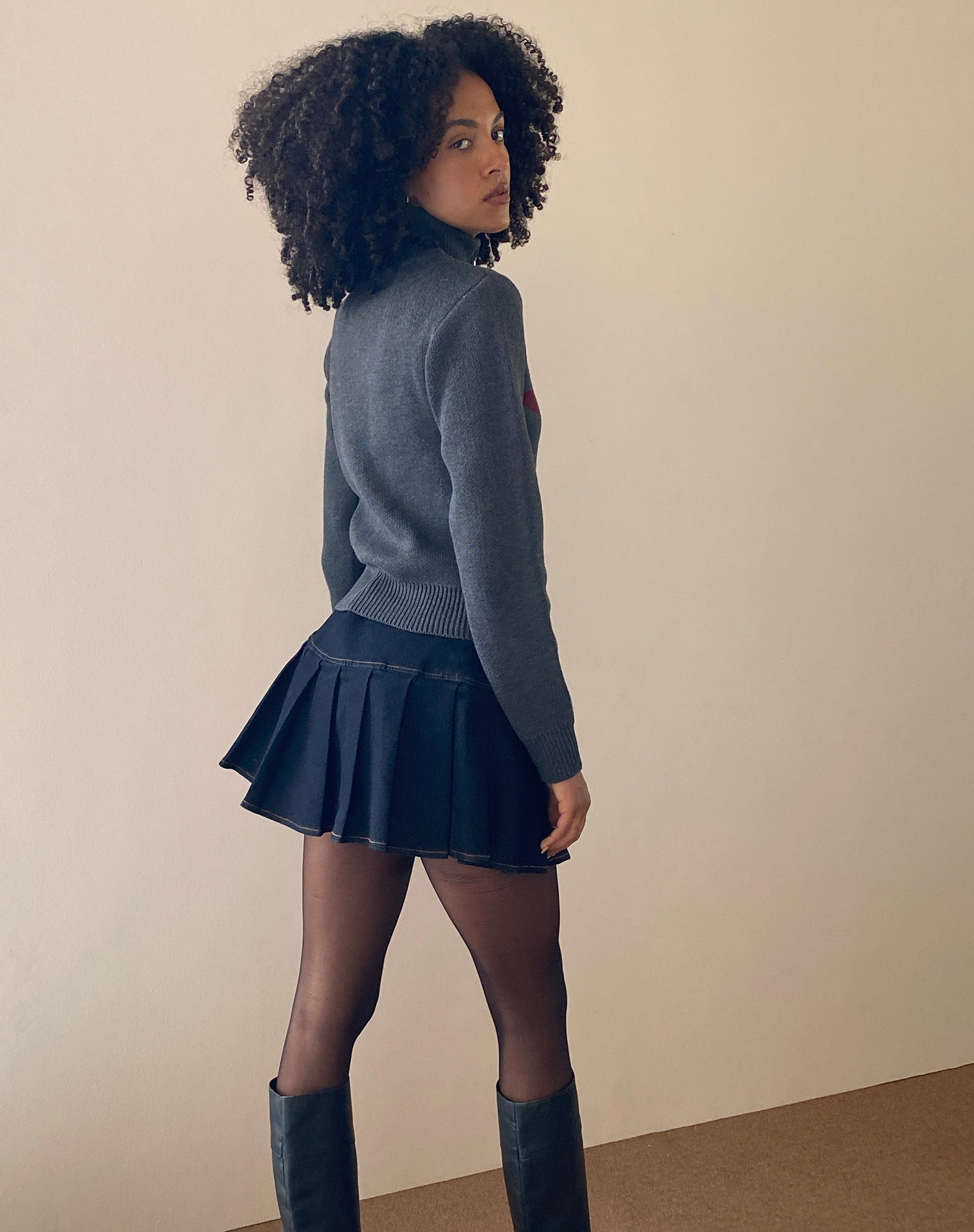 Immagine del cardigan Jimena con zip in grigio e motivo a stelle bordeaux