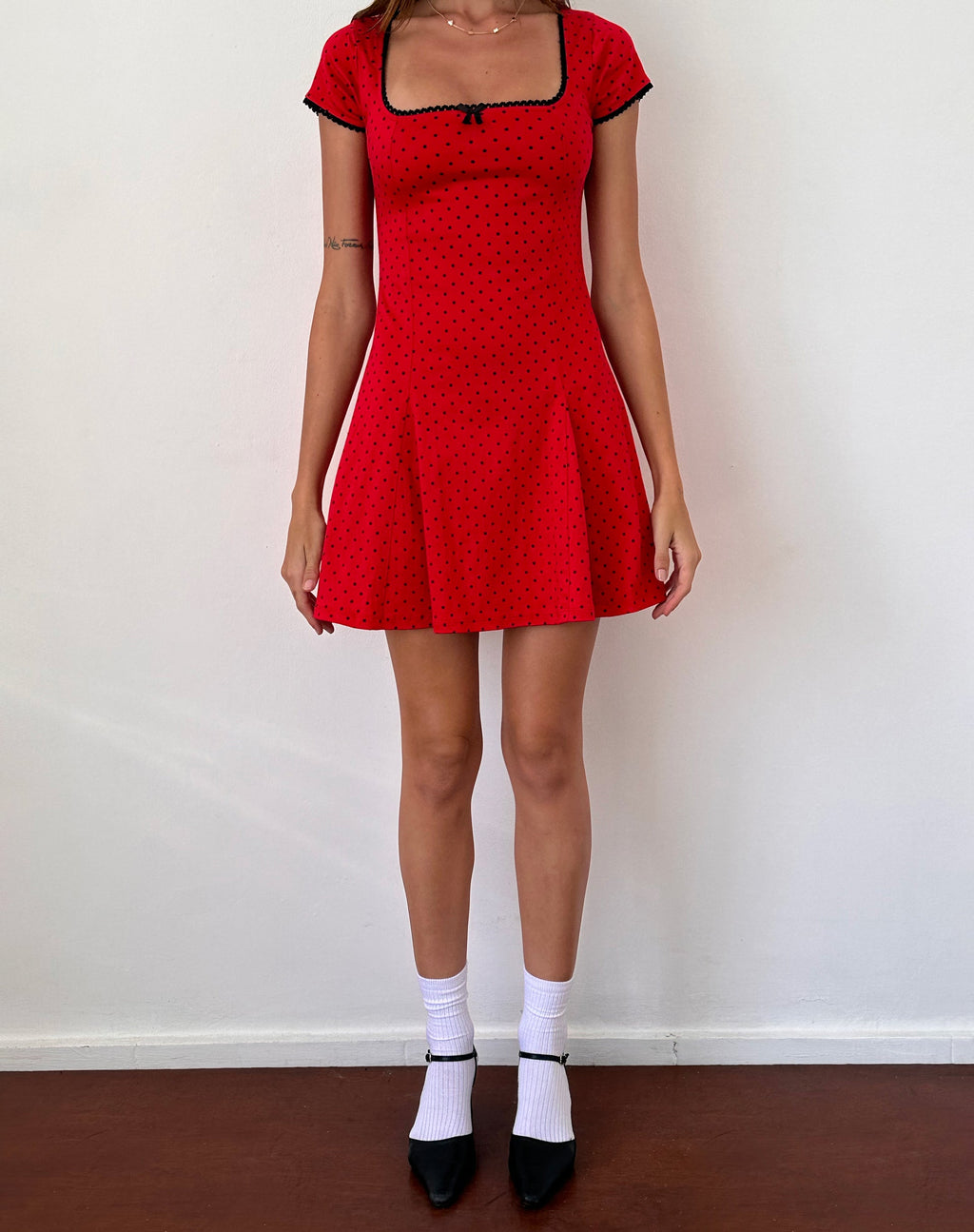 Mini abito con dettaglio pieghe di Jinae in polka sateen rosso