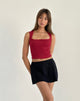 Immagine di Jinila Top in rosso adrenalinico con pizzo e fiocco