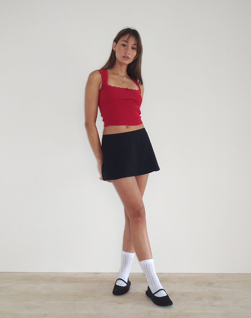 Immagine di Jinila Top in rosso adrenalinico con pizzo e fiocco