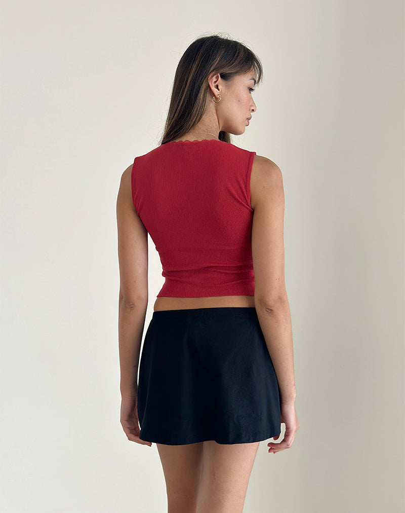 Immagine di Jinila Top in rosso adrenalinico con pizzo e fiocco