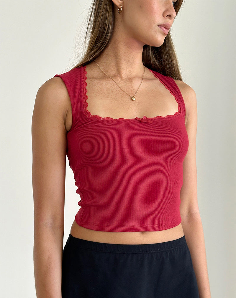 Immagine di Jinila Top in rosso adrenalinico con pizzo e fiocco