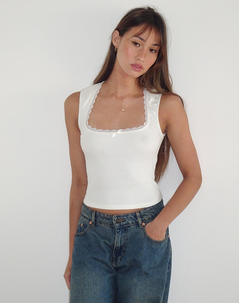 Immagine di Jinila Top in bianco sporco con fiocco e pizzo