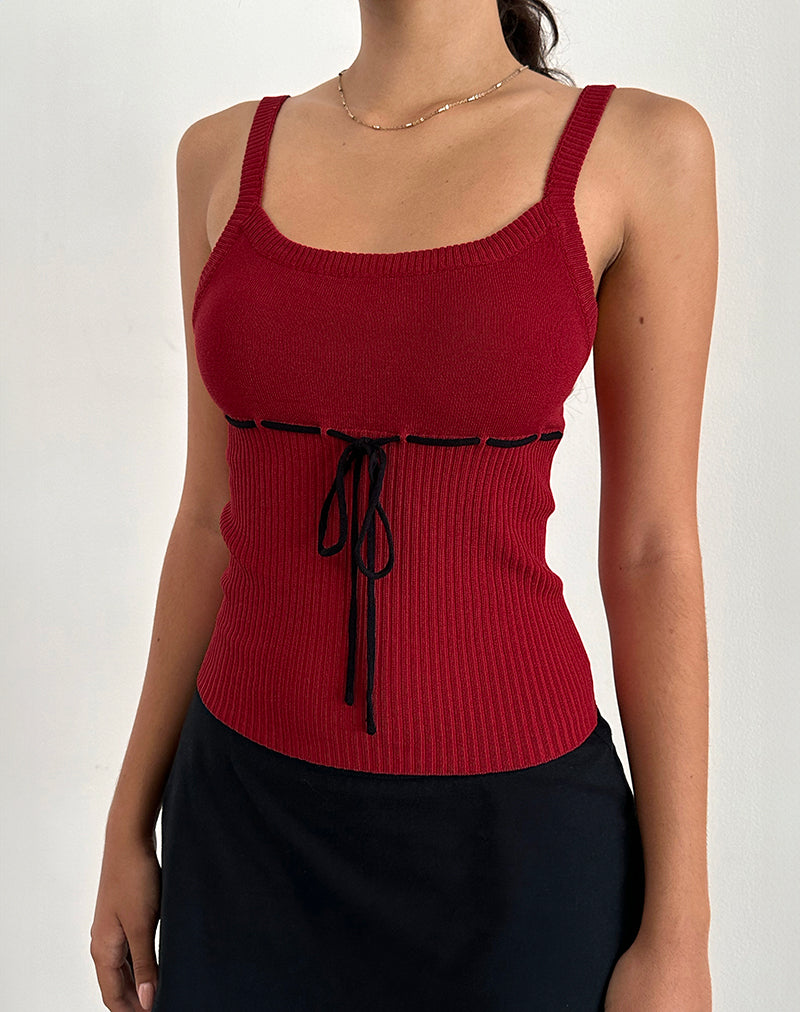 Immagine di Joanie Rib Cami Top in rosso con cravatta nera