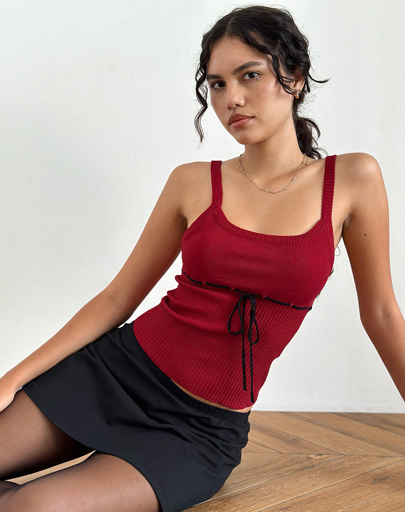 Immagine di Joanie Rib Cami Top in rosso con cravatta nera