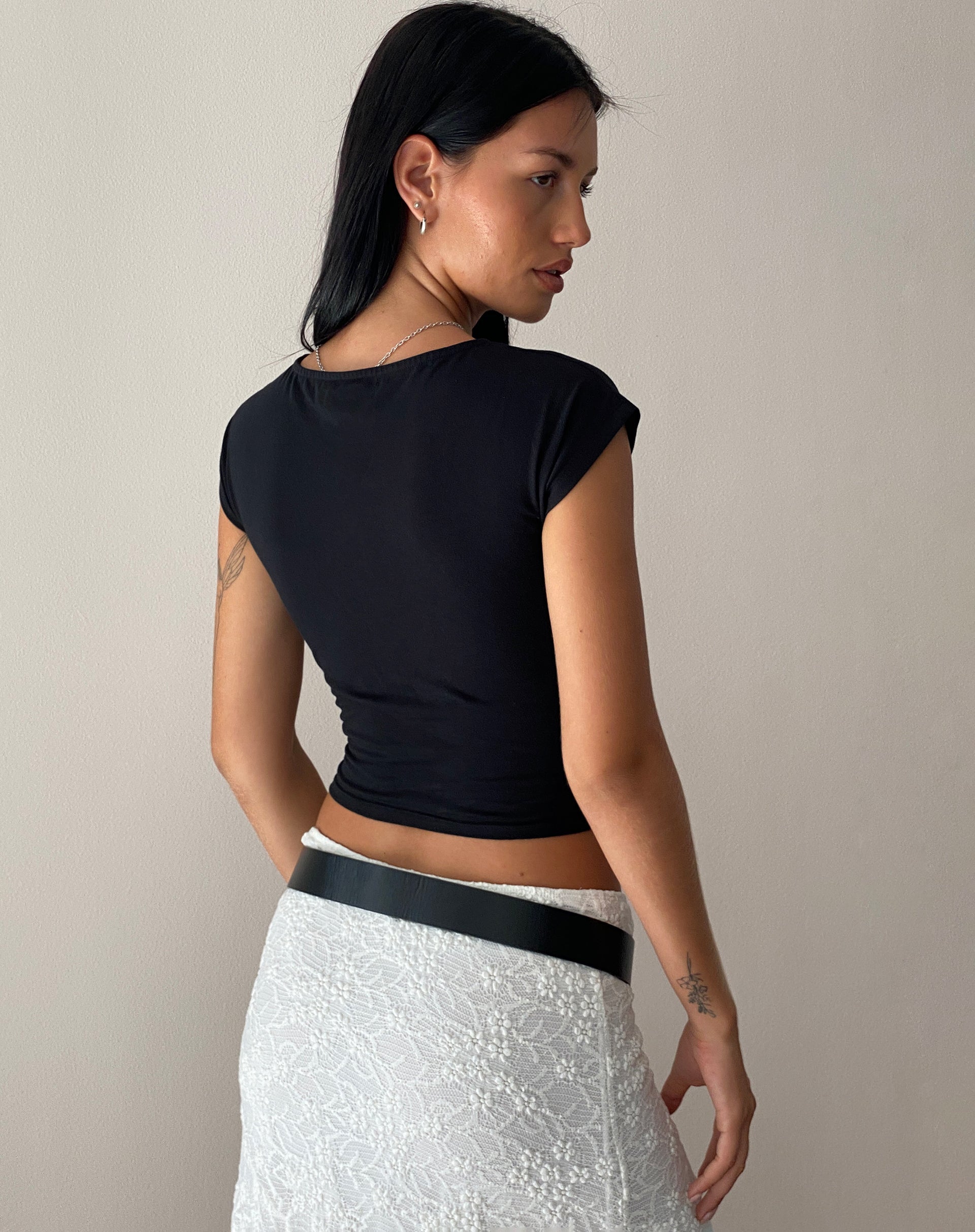 Immagine di Jonnet Tee in nero con motivo di spine Cutie