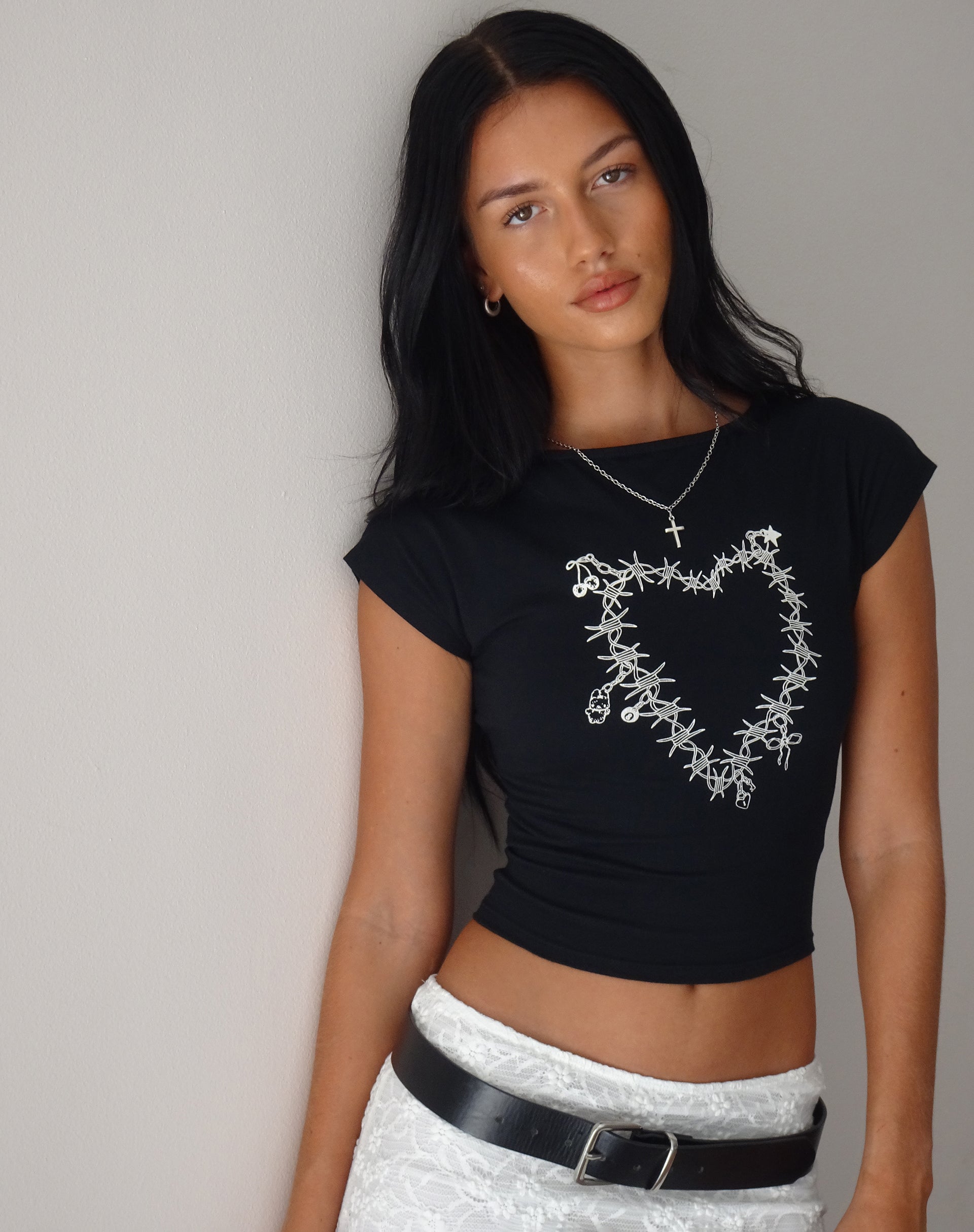 Immagine di Jonnet Tee in nero con motivo di spine Cutie